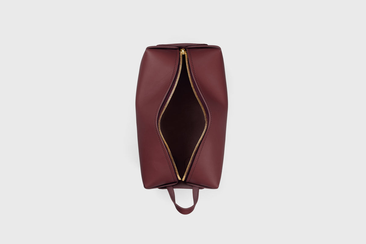 Dopp Kit Leather Burgundy Atelier Madre Manuel Dreesmann Barcelona Spain 4