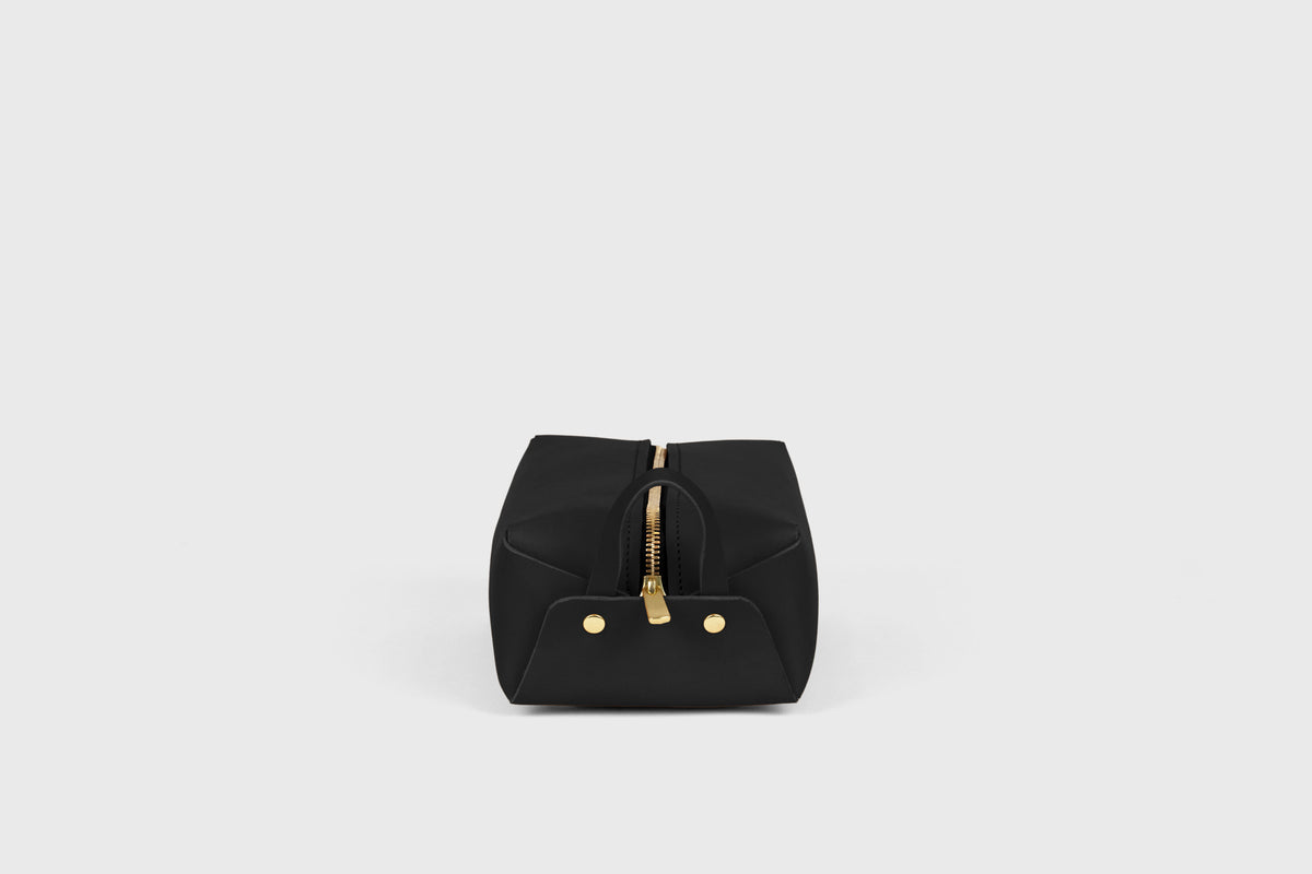 Dopp Kit Toiletry Bag Black Color Leather Travel Make Up Bag Zipper Premium Quality Minimalistic Modern Design Manuel Dreesmann Atelier Madre Barcelona Spain 2