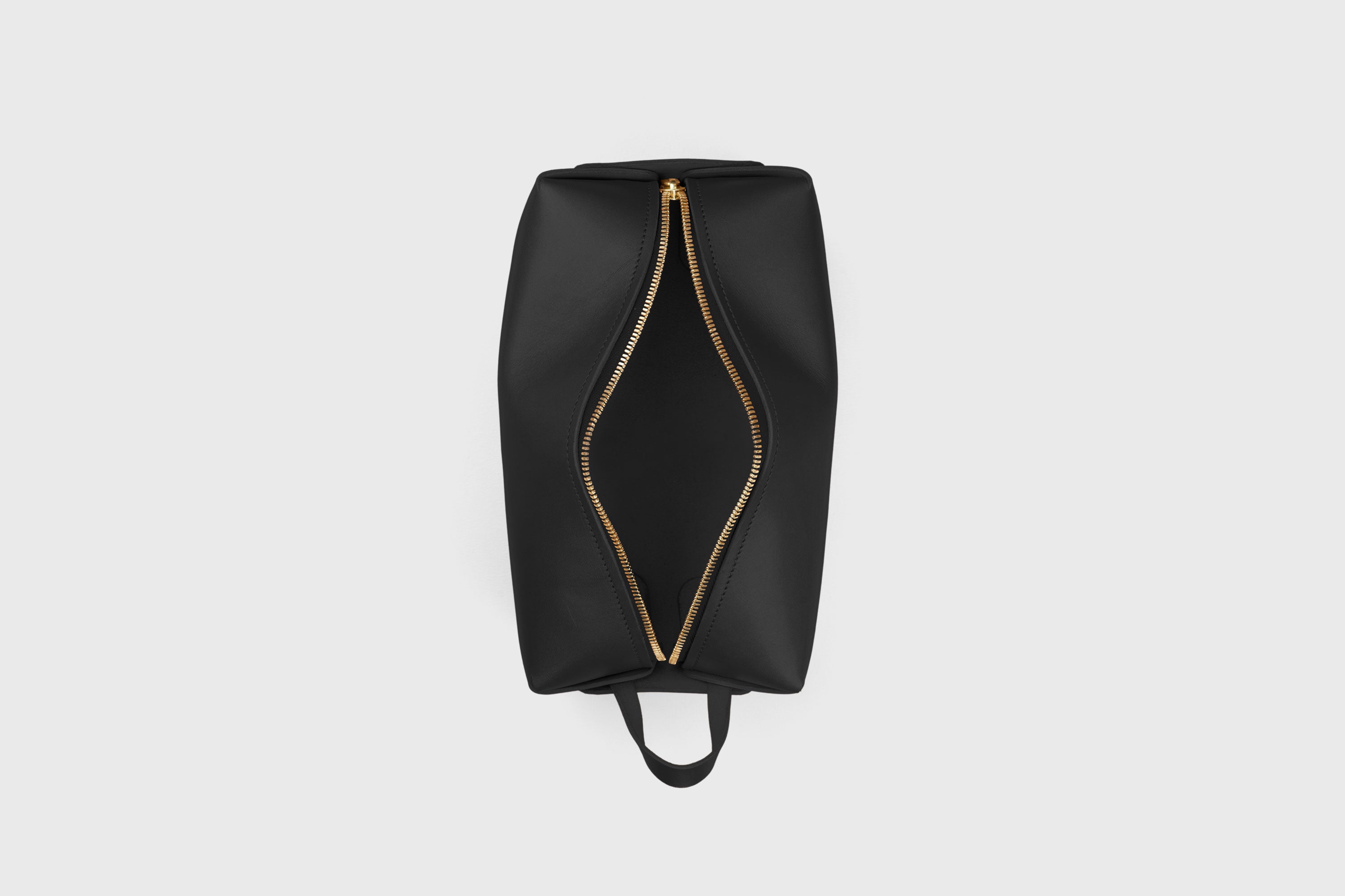 Dopp Kit Black Color Leather Toiletry Bag Make Up Pouch Travel Pack Hygiene Bag Zipper Premium Quality Minimalistic Modern Design Atelier Madre Manuel Dreesmann Barcelona Spain