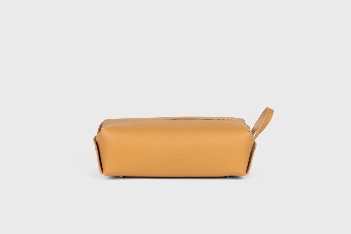 Dopp Kit Toiletry Bag Brown Color Leather Travel Make Up Bag Zipper Premium Quality Minimalistic Modern Design Manuel Dreesmann Atelier Madre Barcelona Spain 5