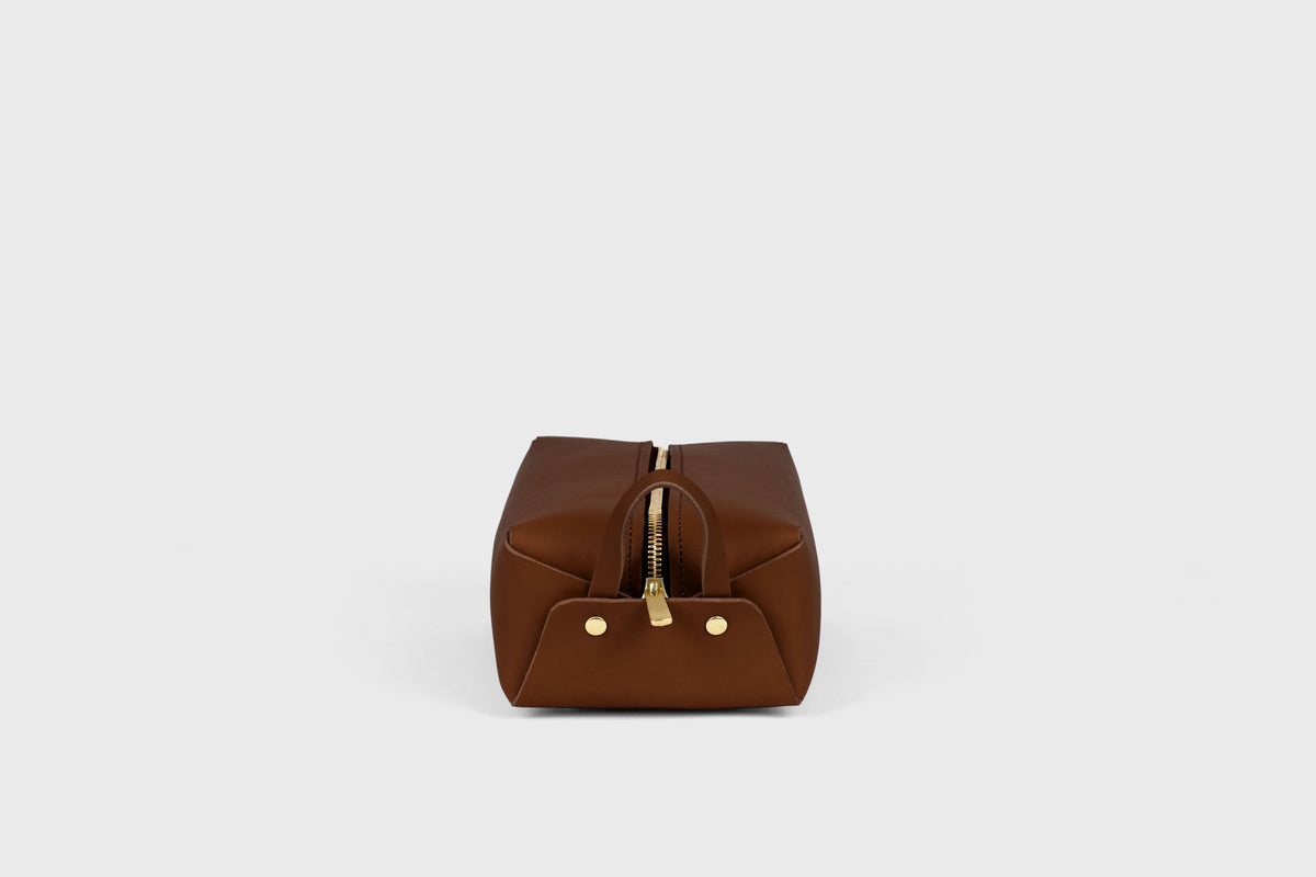 Dopp Kit Toiletry Bag Dark Brown Color Leather Travel Make Up Bag Zipper Premium Quality Minimalistic Modern Design Manuel Dreesmann Atelier Madre Barcelona Spain 2