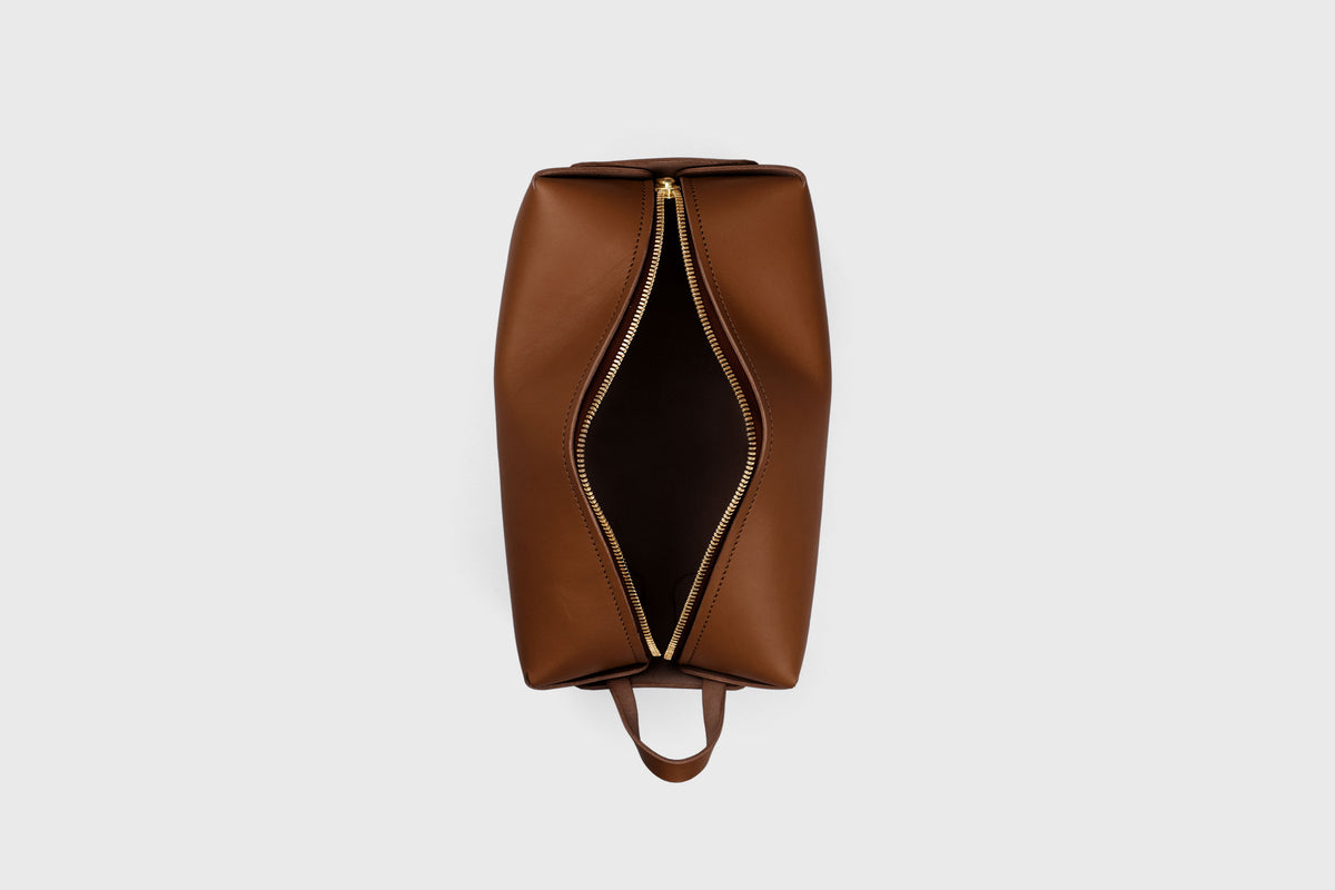 Dopp Kit Toiletry Bag Dark Brown Color Leather Travel Make Up Bag Zipper Premium Quality Minimalistic Modern Design Manuel Dreesmann Atelier Madre Barcelona Spain 4