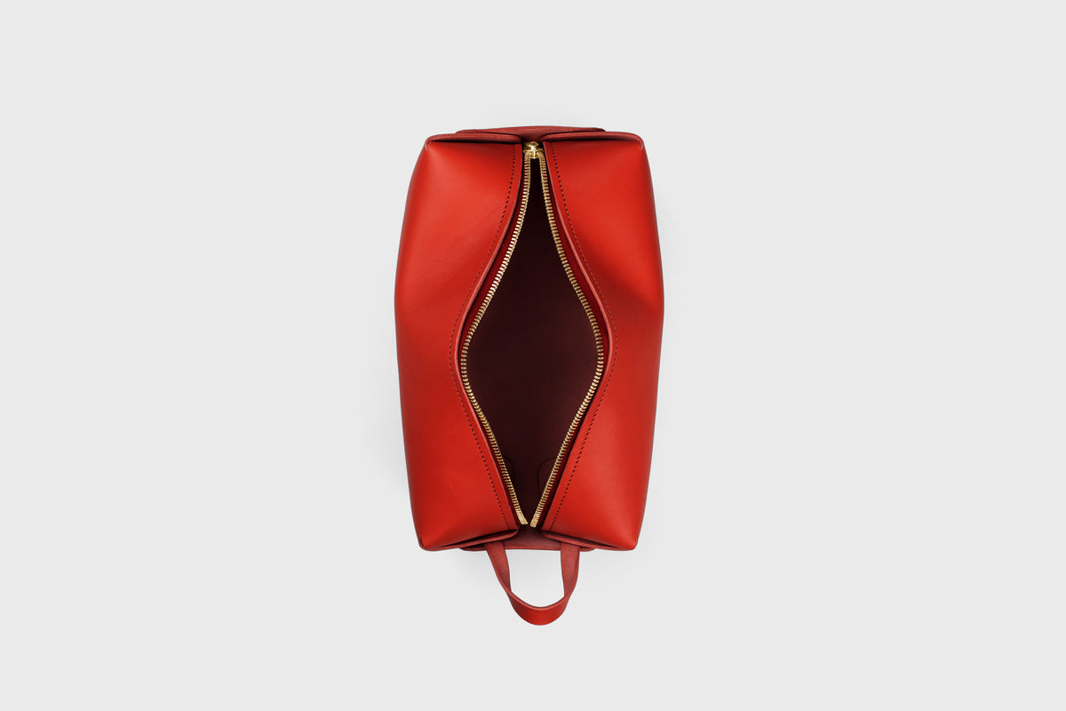 Dopp Kit Toiletry Bag Red Color Leather Travel Make Up Bag Zipper Premium Quality Minimalistic Modern Design Manuel Dreesmann Atelier Madre Barcelona Spain 4