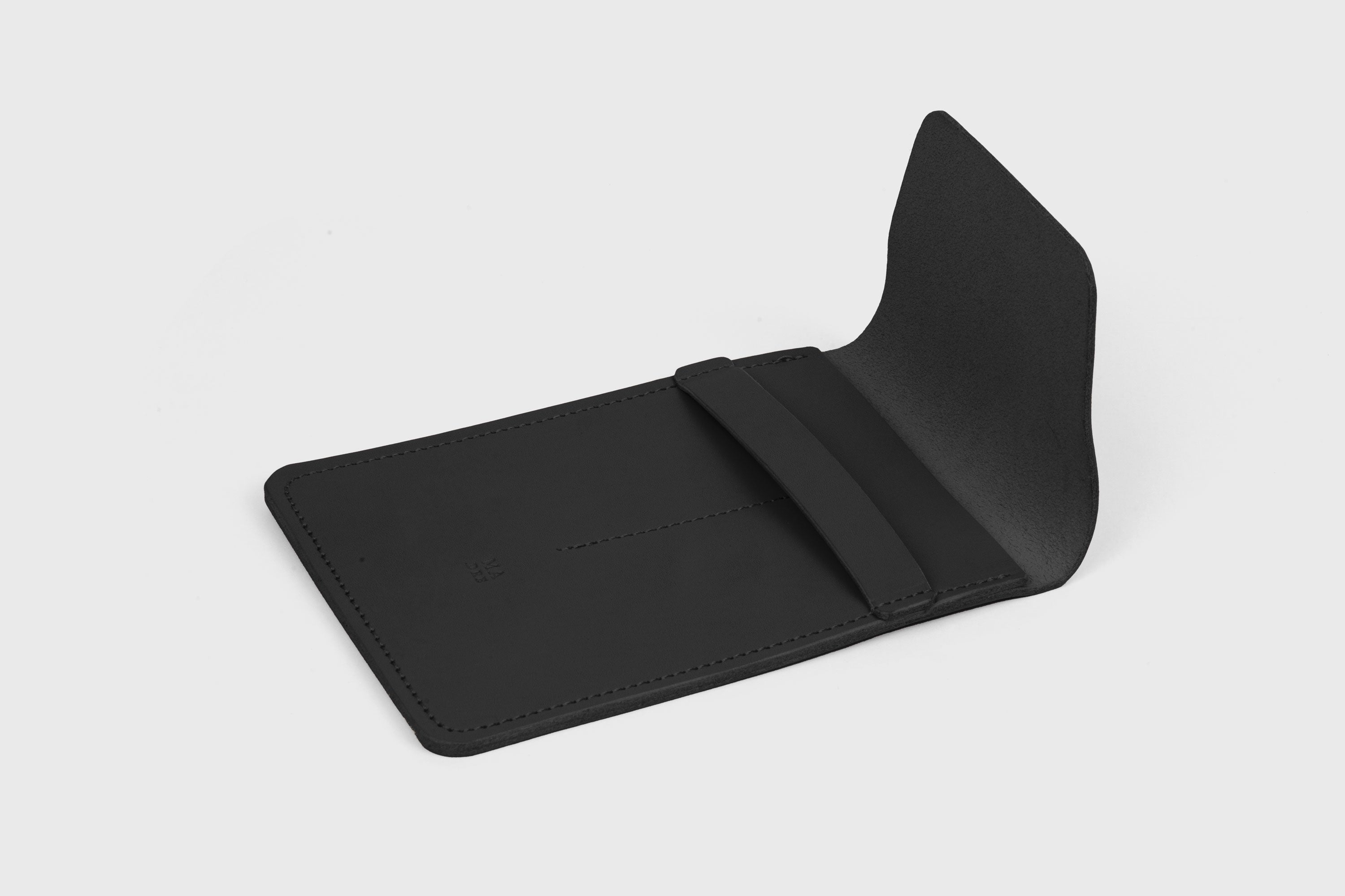 Estuche doble per a bolígrafs en color negre de pell adobada amb vegetals, disseny minimalista, Atelier Madre, Manuel Dreesmann, Barcelona, Espanya