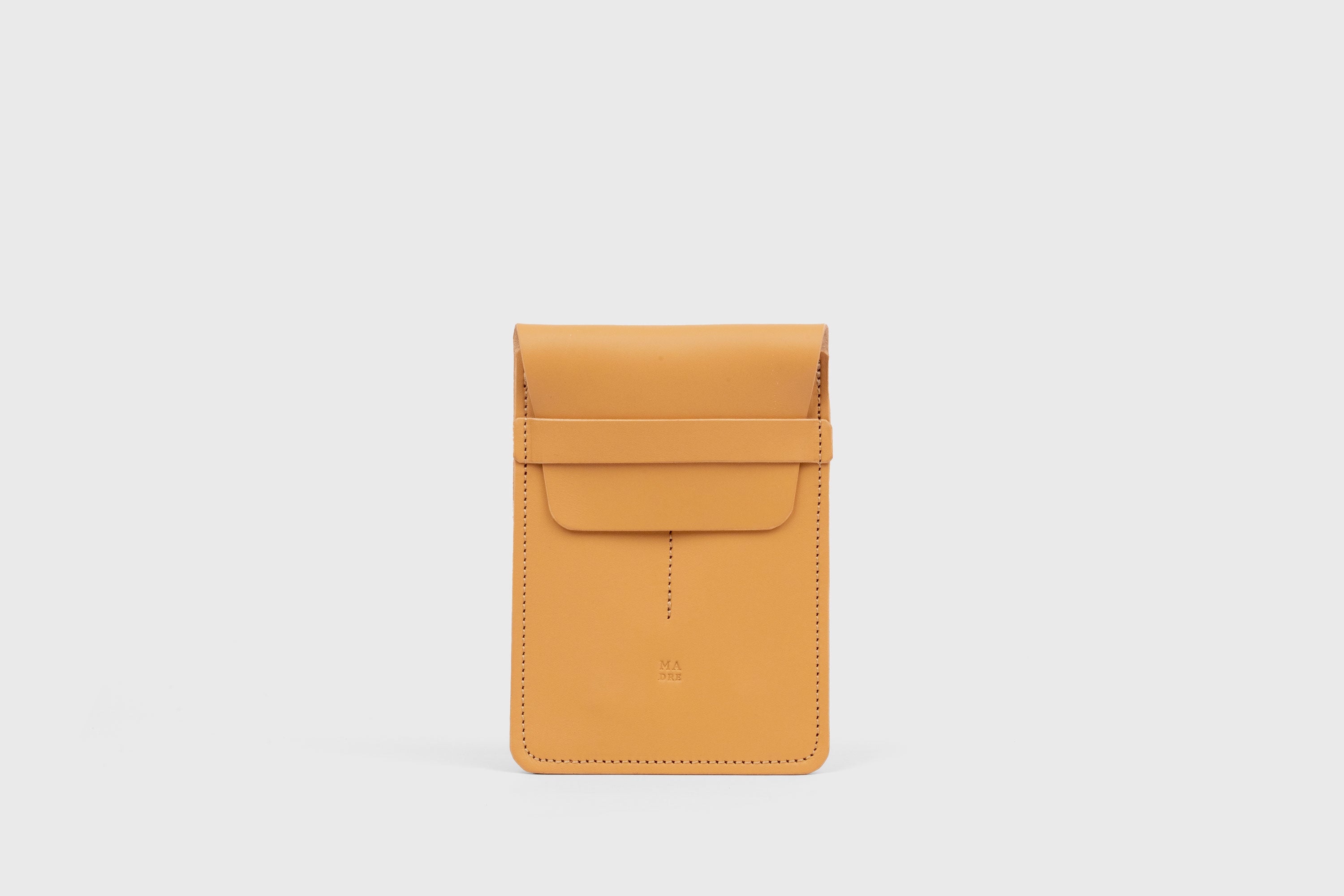 Estuche doble per a bolígrafs de color marró de pell adobada amb vegetals, disseny minimalista, Atelier Madre, Manuel Dreesmann, Barcelona, Espanya