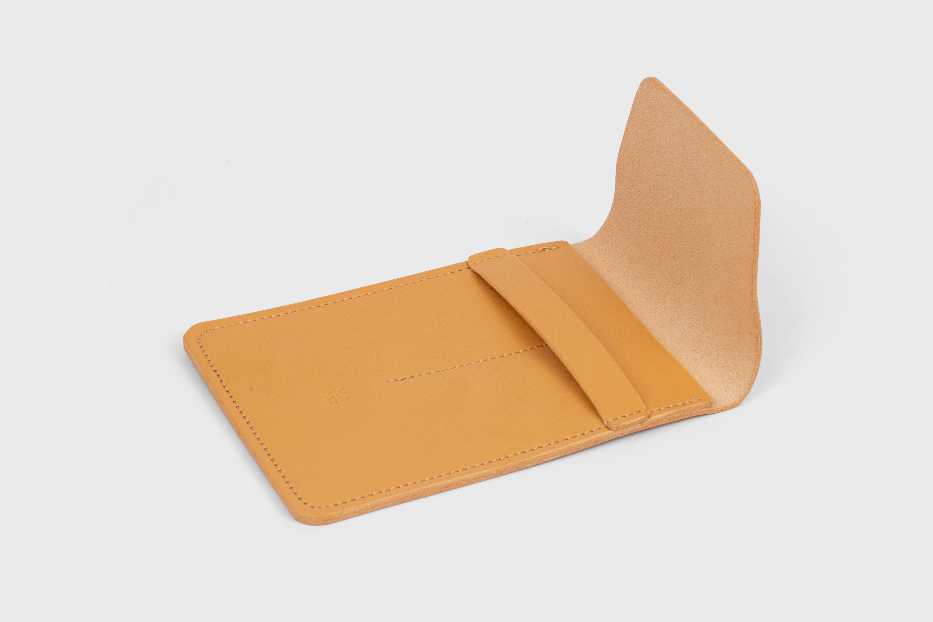 Estuche doble per a bolígrafs de color marró de pell adobada amb vegetals, disseny minimalista, Atelier Madre, Manuel Dreesmann, Barcelona, Espanya