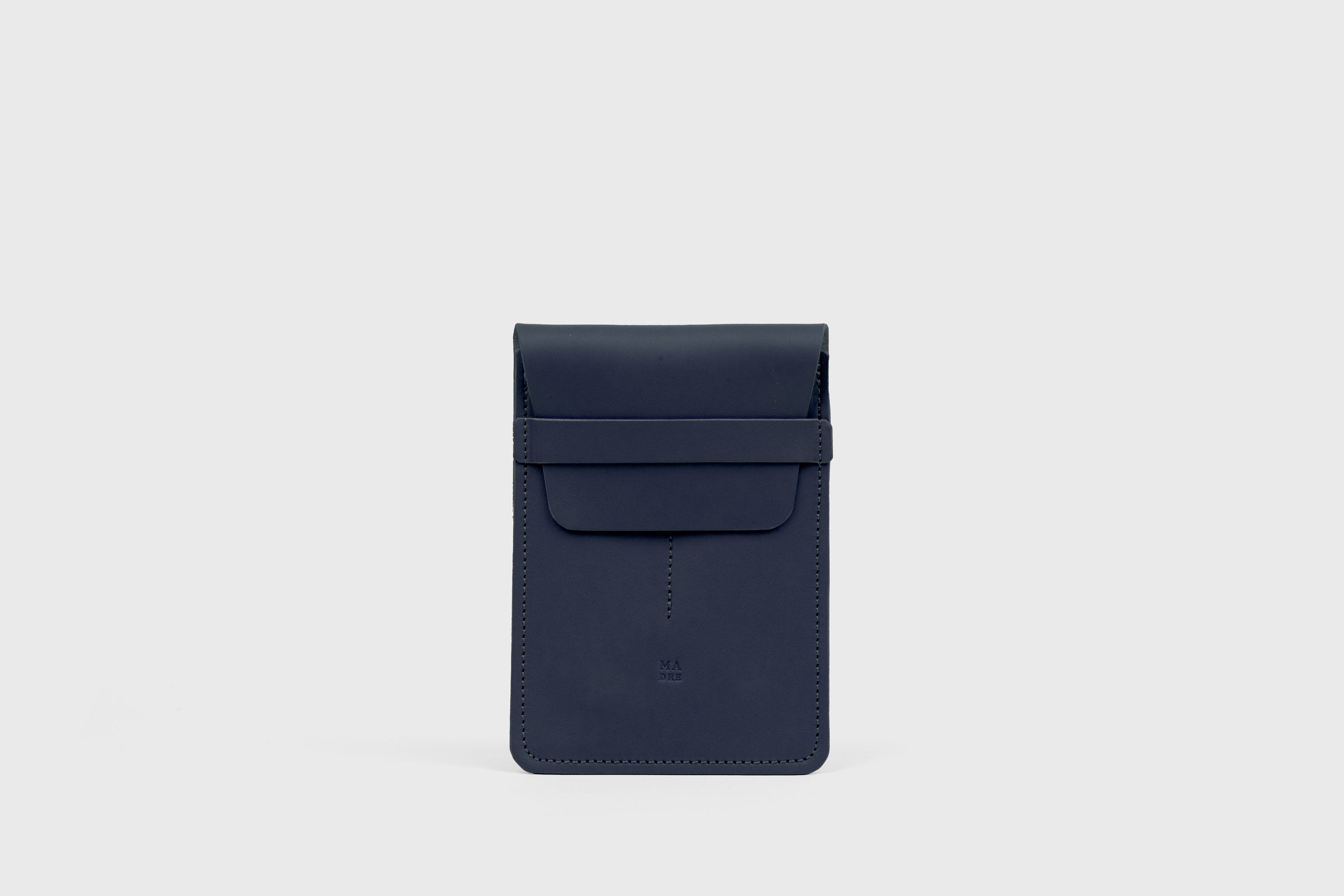 Estuche doble per a bolígrafs de color blau marí, de pell adobada amb vegetals, disseny minimalista, Atelier Madre, Manuel Dreesmann, Barcelona, Espanya