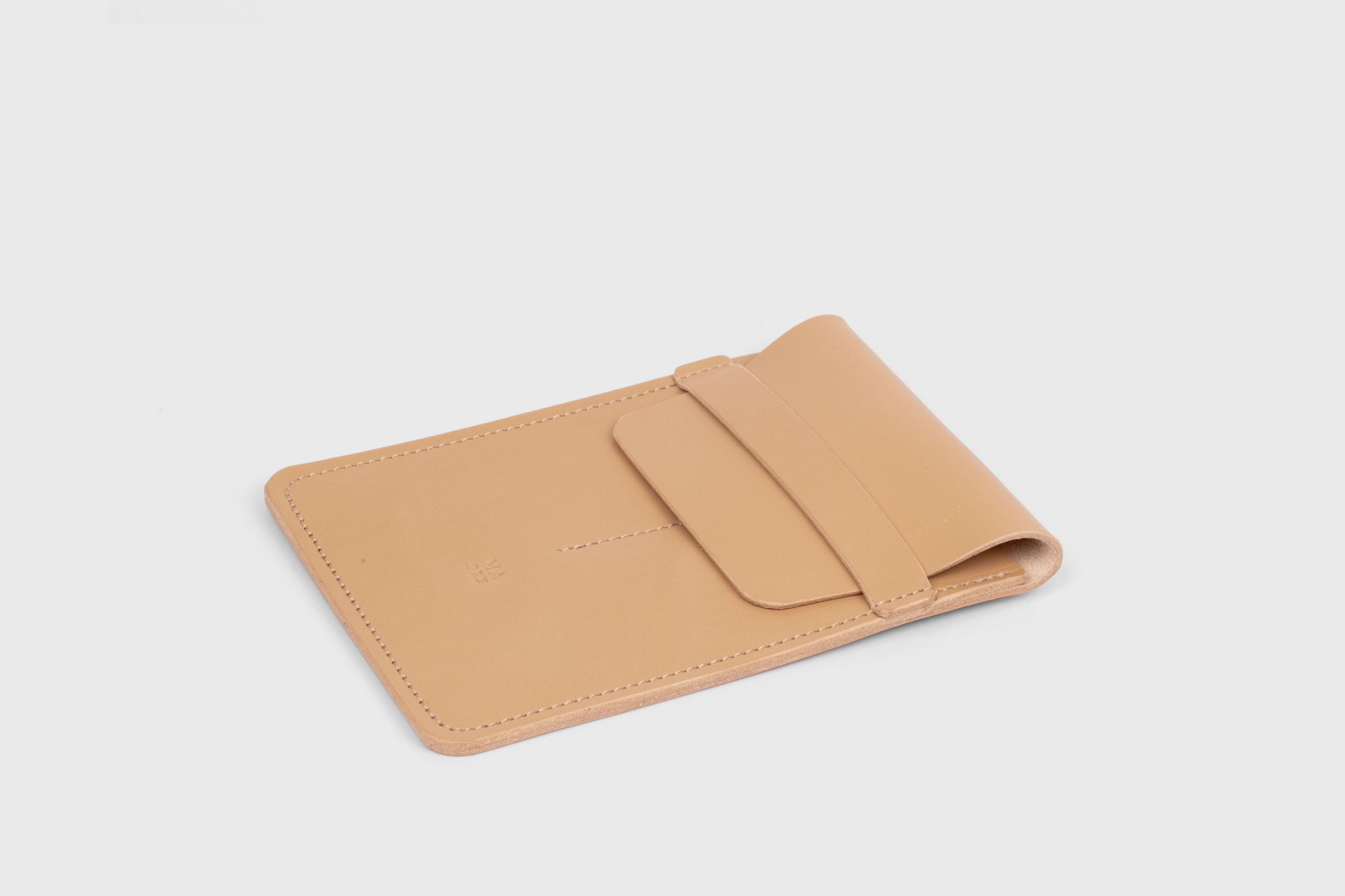 Estuche doble per a bolígrafs en color natural de pell adobada amb vegetals, disseny minimalista, Atelier Madre, Manuel Dreesmann, Barcelona, Espanya