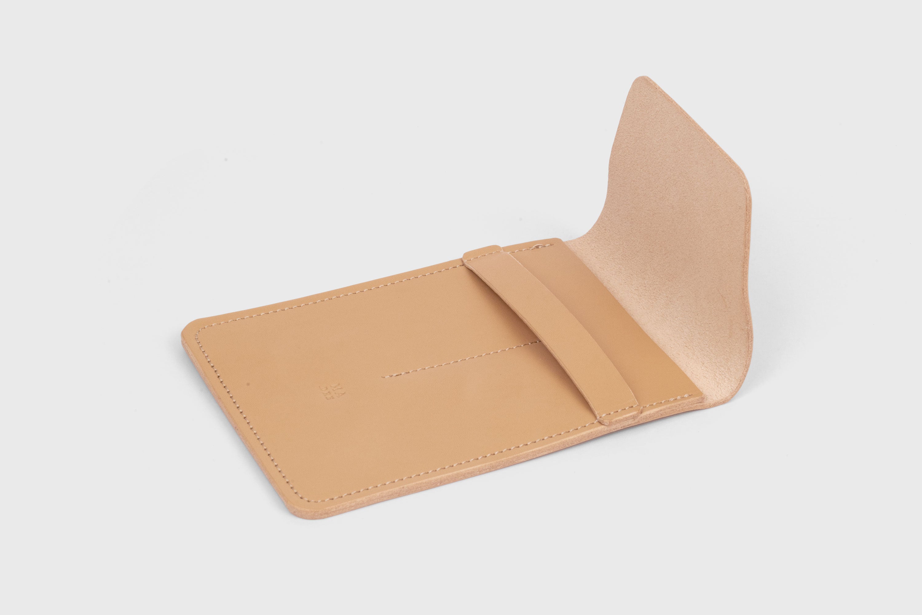 Estuche doble per a bolígrafs en color natural de pell adobada amb vegetals, disseny minimalista, Atelier Madre, Manuel Dreesmann, Barcelona, Espanya