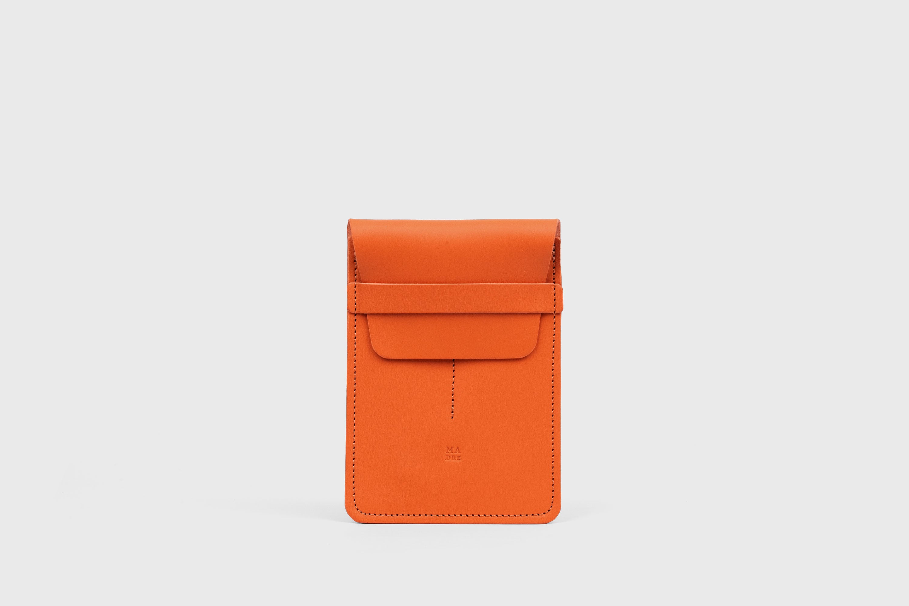 Estuche doble per a bolígrafs de color taronja de pell adobada amb vegetals, disseny minimalista. Atelier Madre Manuel Dreesmann Barcelona Espanya