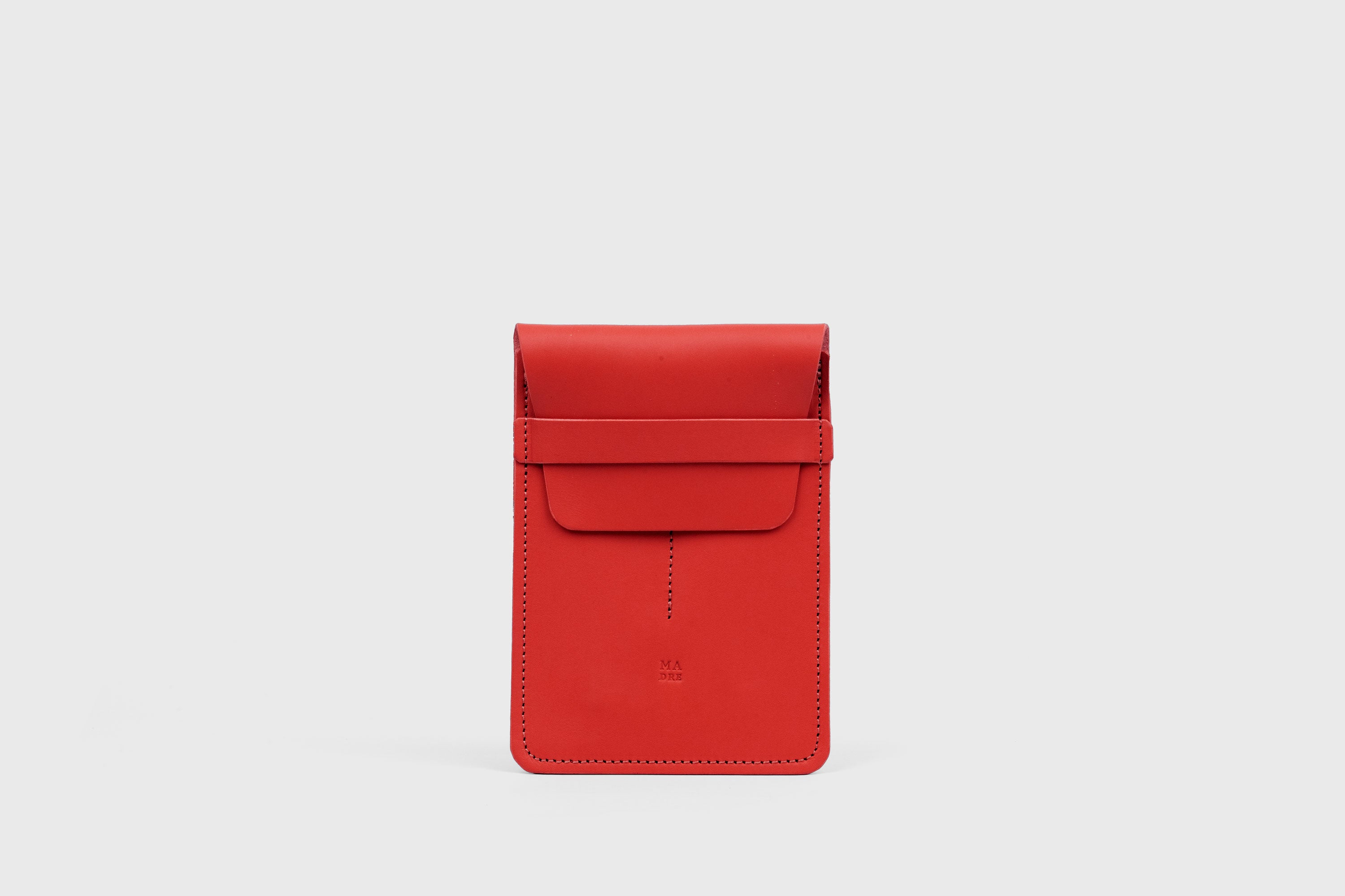 Estuche doble per a bolígrafs de color vermell de pell adobada amb vegetals, disseny minimalista. Atelier Madre, Manuel Dreesmann, Barcelona, Espanya.