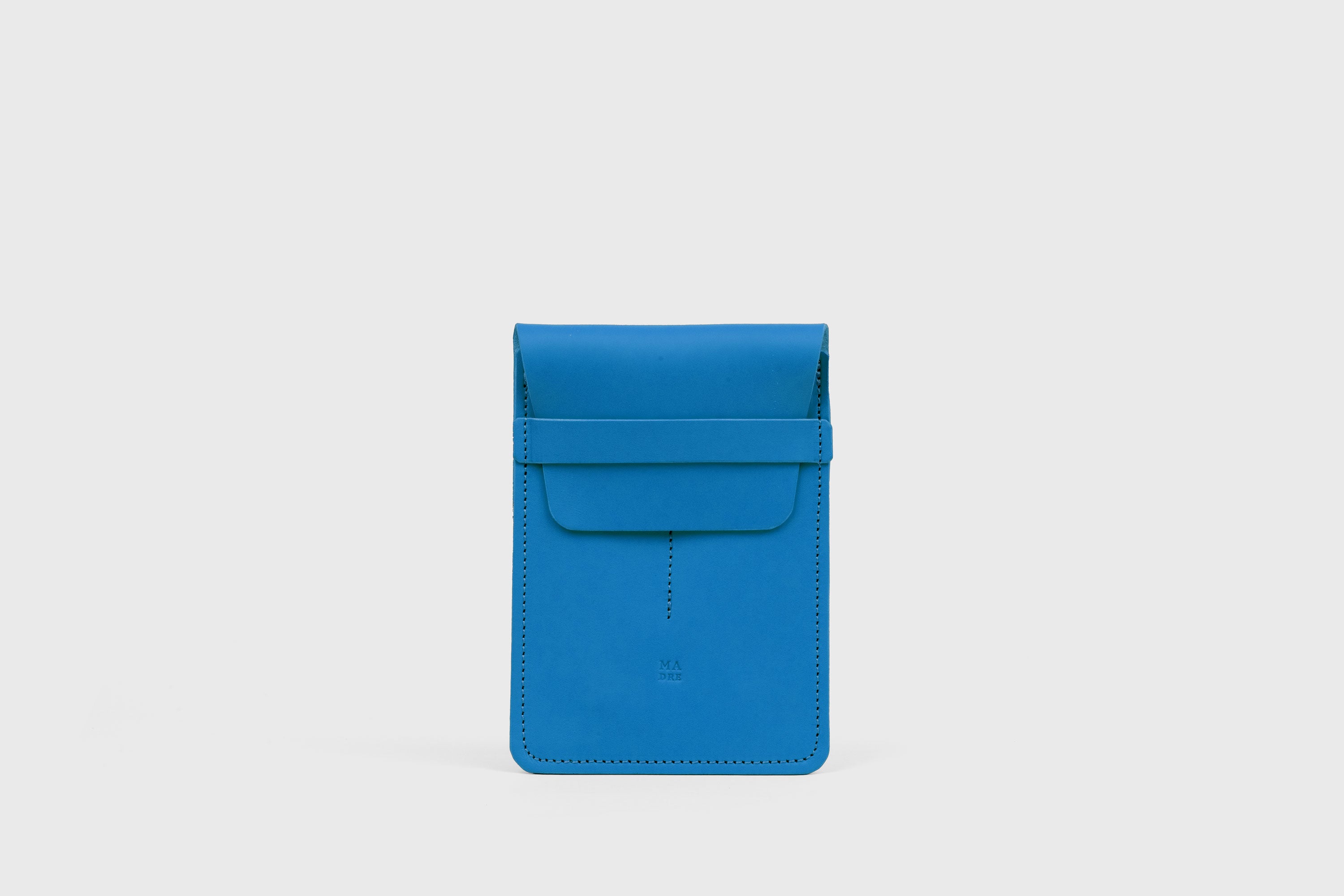 Estuche doble per a bolígrafs de color blau reial de pell adobada amb vegetals, disseny minimalista, Atelier Madre, Manuel Dreesmann, Barcelona, Espanya