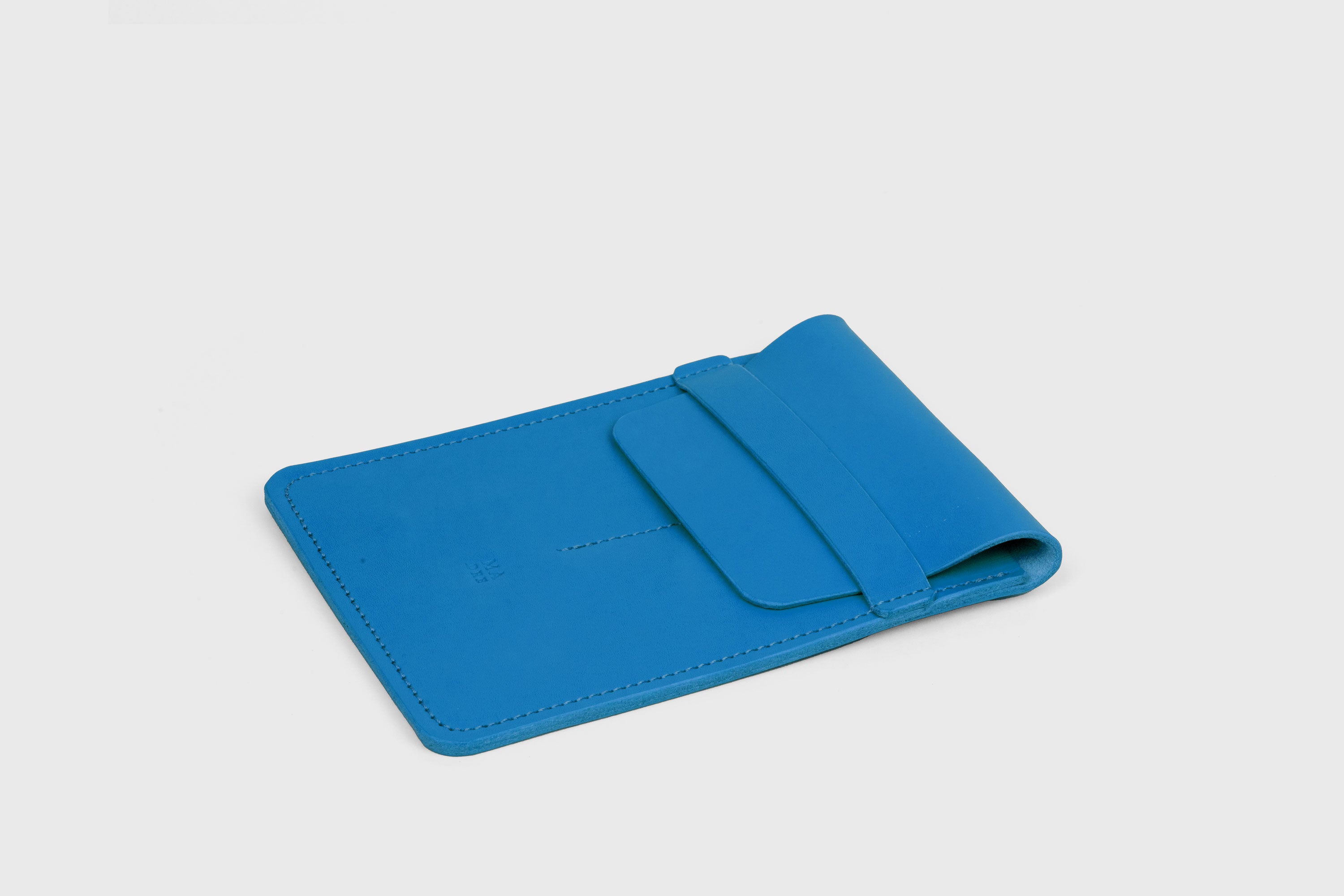Estuche doble per a bolígrafs de color blau reial de pell adobada amb vegetals, disseny minimalista, Atelier Madre, Manuel Dreesmann, Barcelona, Espanya