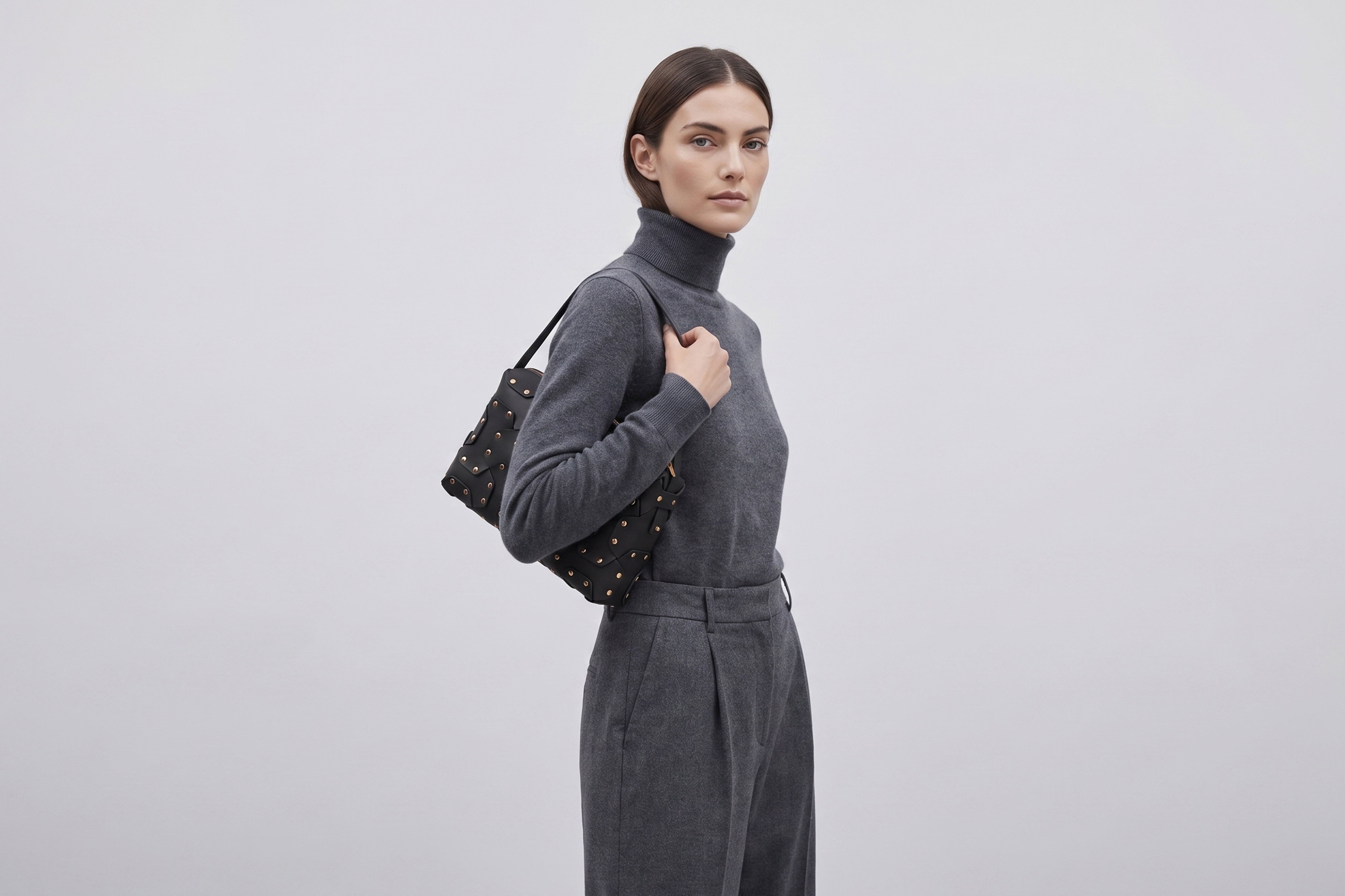 Double Rivet Bag Big on a model, Black Colour, Vegetable-Tanned Leather, Modern Minimal Design. Premium Quality, Atelier Madre, Manuel-Dreesmann, Barcelona
