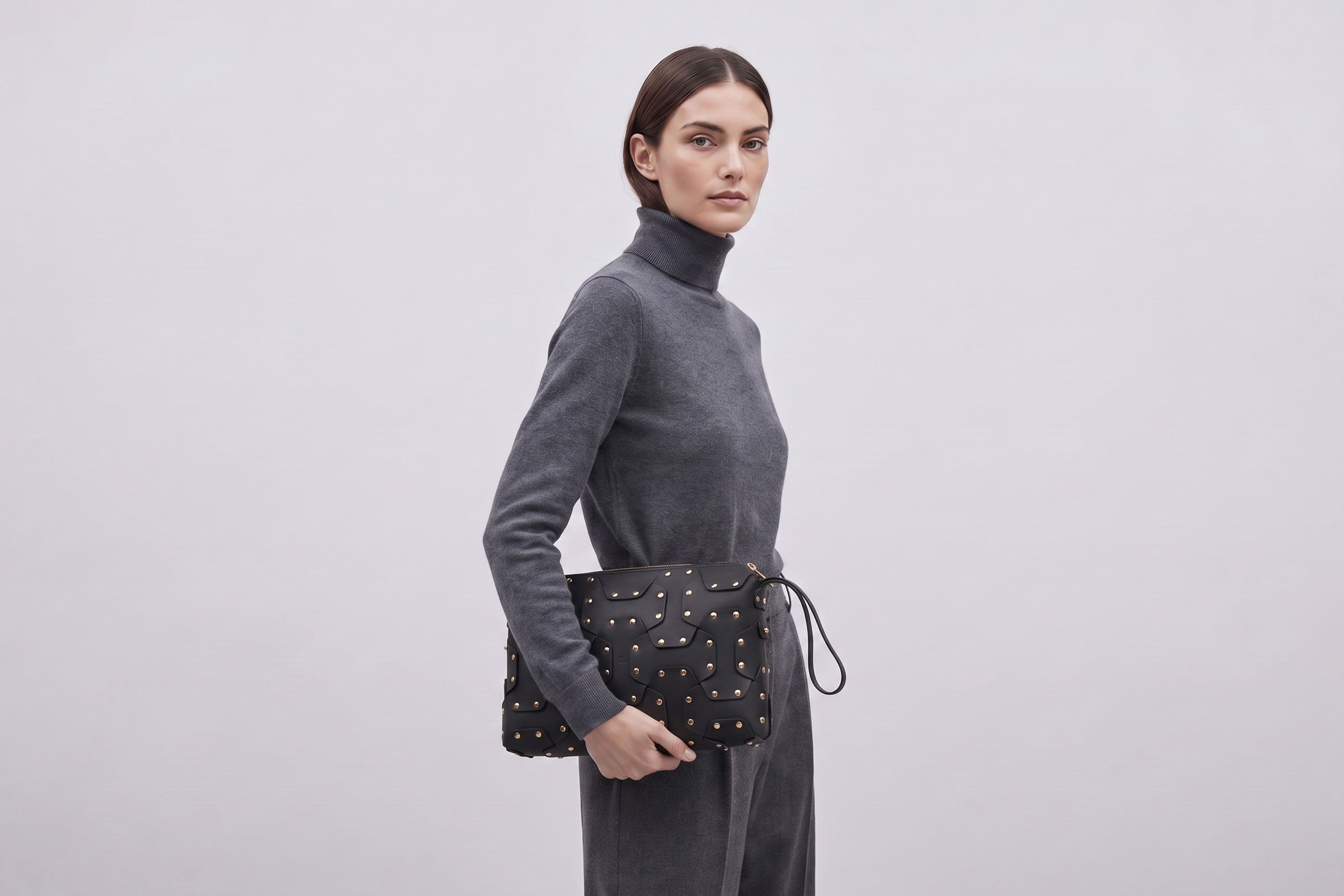 Double Rivet Bag Big on a model, Black Colour, Vegetable-Tanned Leather, Modern Minimal Design. Premium Quality, Atelier Madre, Manuel-Dreesmann, Barcelona
