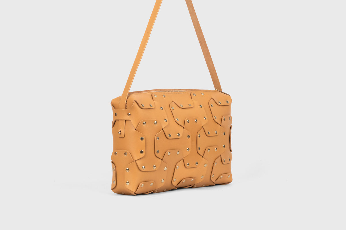 Double Rivet Bag Big Brown Colour Leather Vegetable Tanned Modern Minimal Design Premium Quality Atelier Madre Manuel Dreesmann Barcelona 3