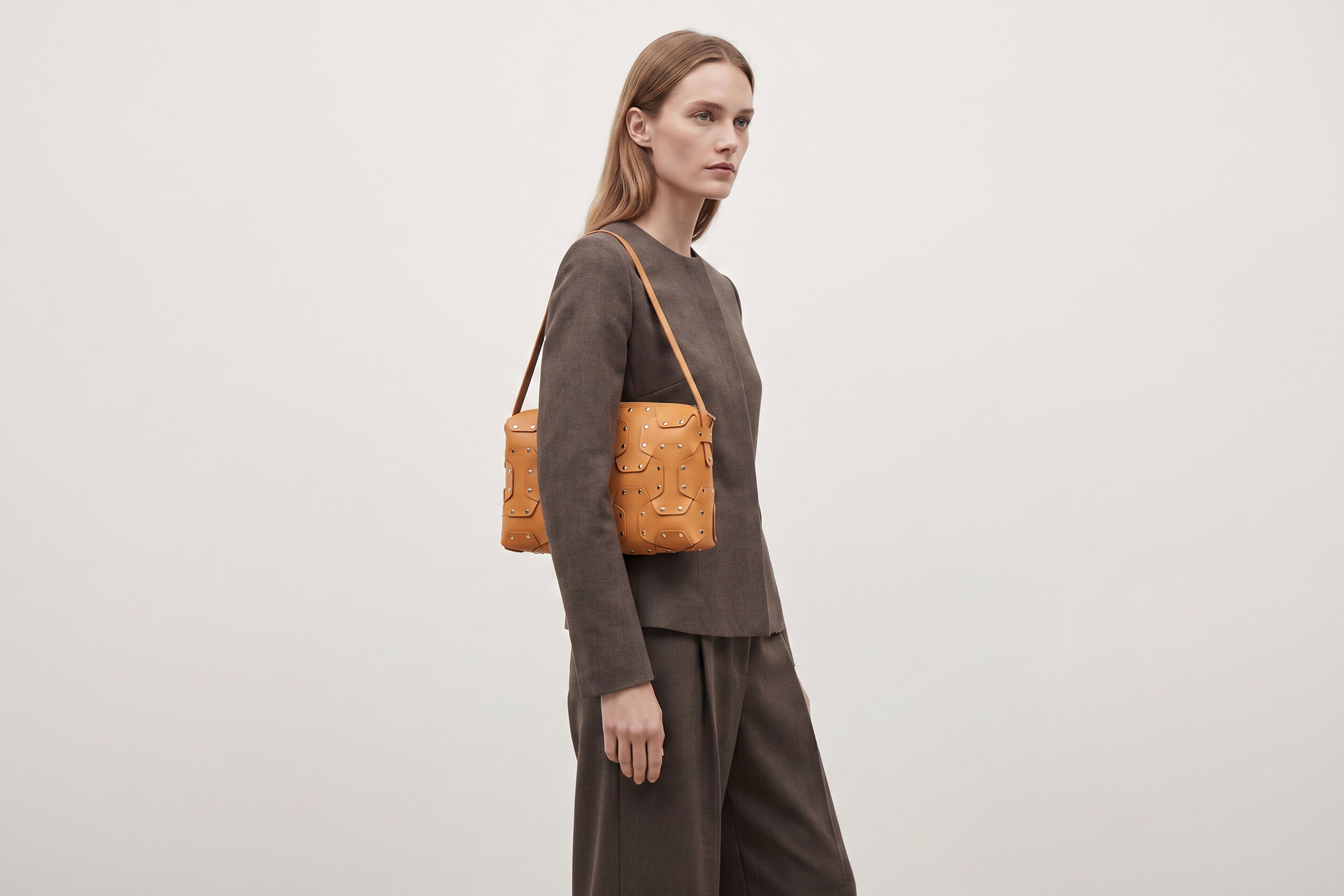 Double Rivet Bag Big on a model, Brown Colour, Vegetable-Tanned Leather, Modern Minimal Design. Premium Quality, Atelier Madre, Manuel-Dreesmann, Barcelona