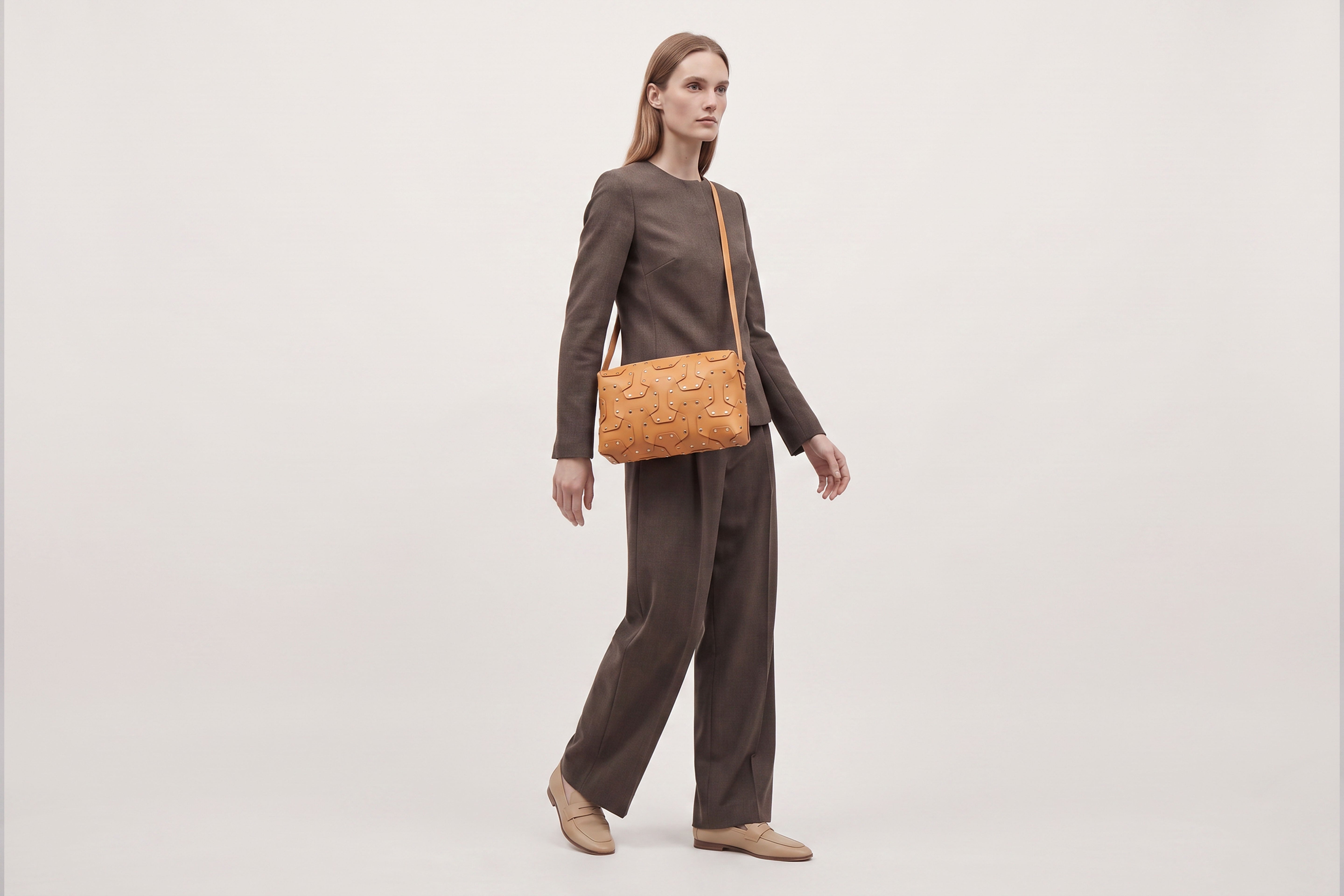 Double Rivet Bag Big on a model, Brown Colour, Vegetable-Tanned Leather, Modern Minimal Design. Premium Quality, Atelier Madre, Manuel-Dreesmann, Barcelona