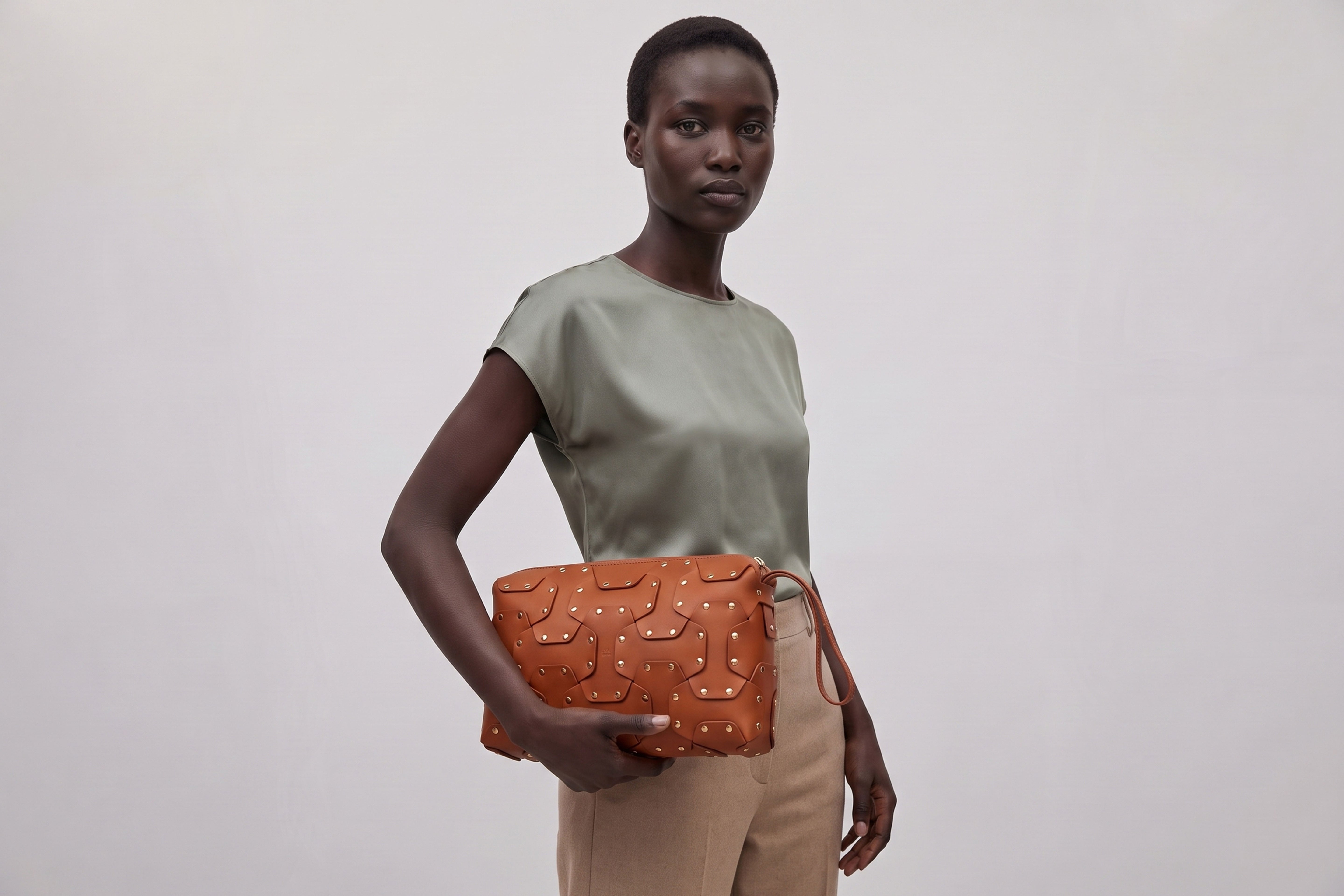 Double Rivet Bag Big on a model, Dark-Brown Colour, Vegetable-Tanned Leather, Modern Minimal Design. Premium Quality, Atelier Madre, Manuel-Dreesmann, Barcelona