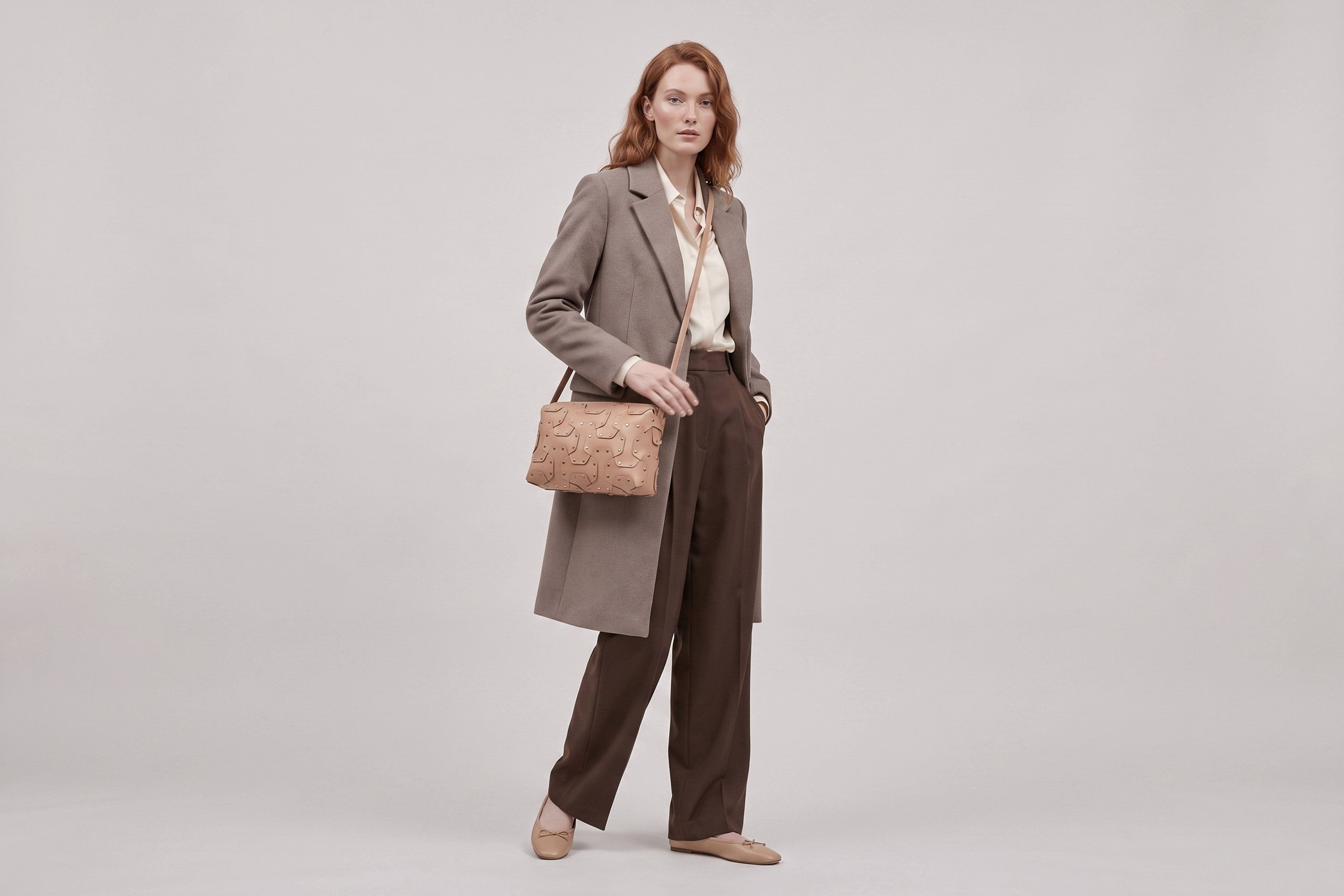 Double Rivet Bag Big on a model, Natural Colour, Vegetable-Tanned Leather, Modern Minimal Design. Premium Quality, Atelier Madre, Manuel-Dreesmann, Barcelona