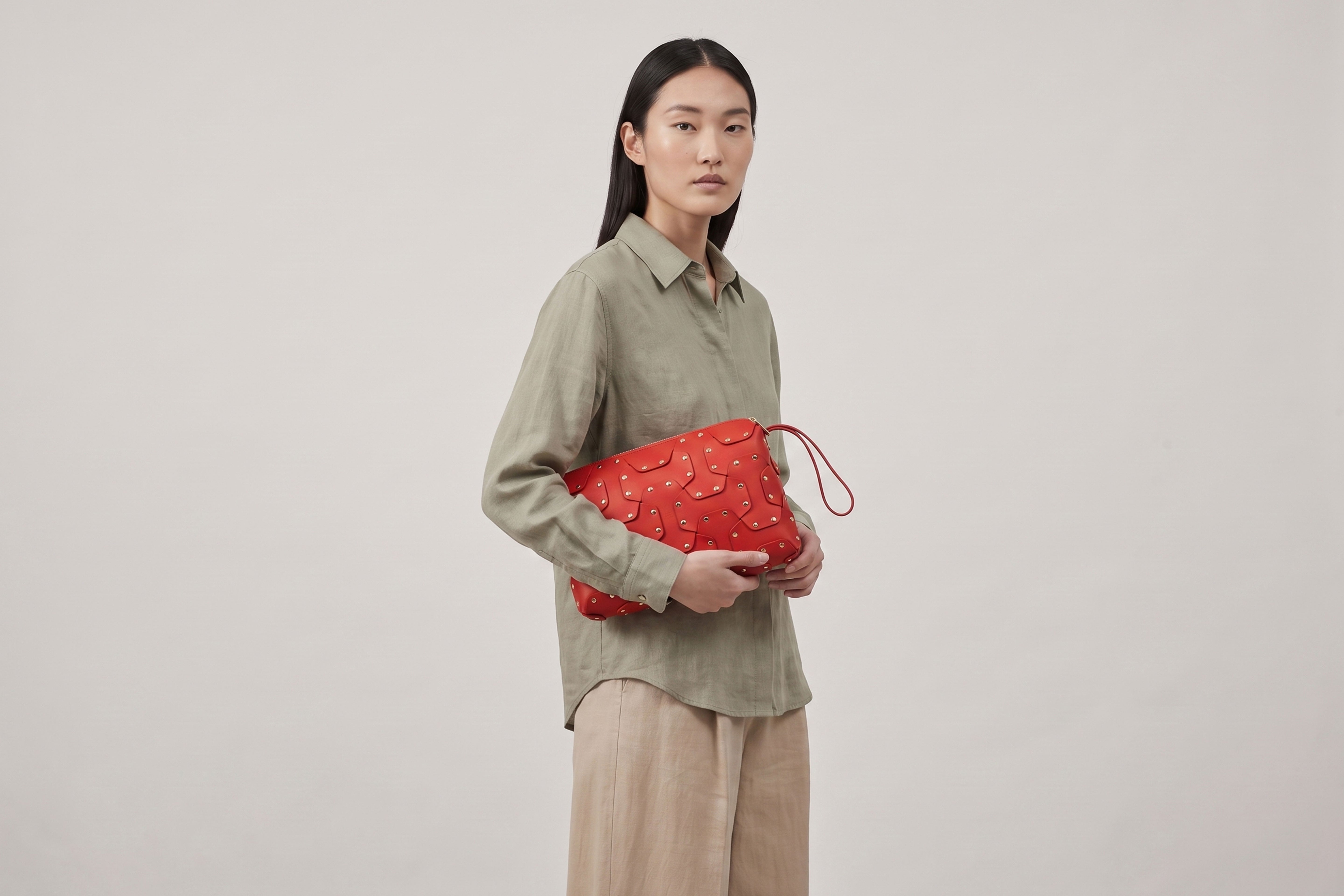 Double Rivet Bag Big on a model, Red Colour, Vegetable-Tanned Leather, Modern Minimal Design. Premium Quality, Atelier Madre, Manuel-Dreesmann, Barcelona