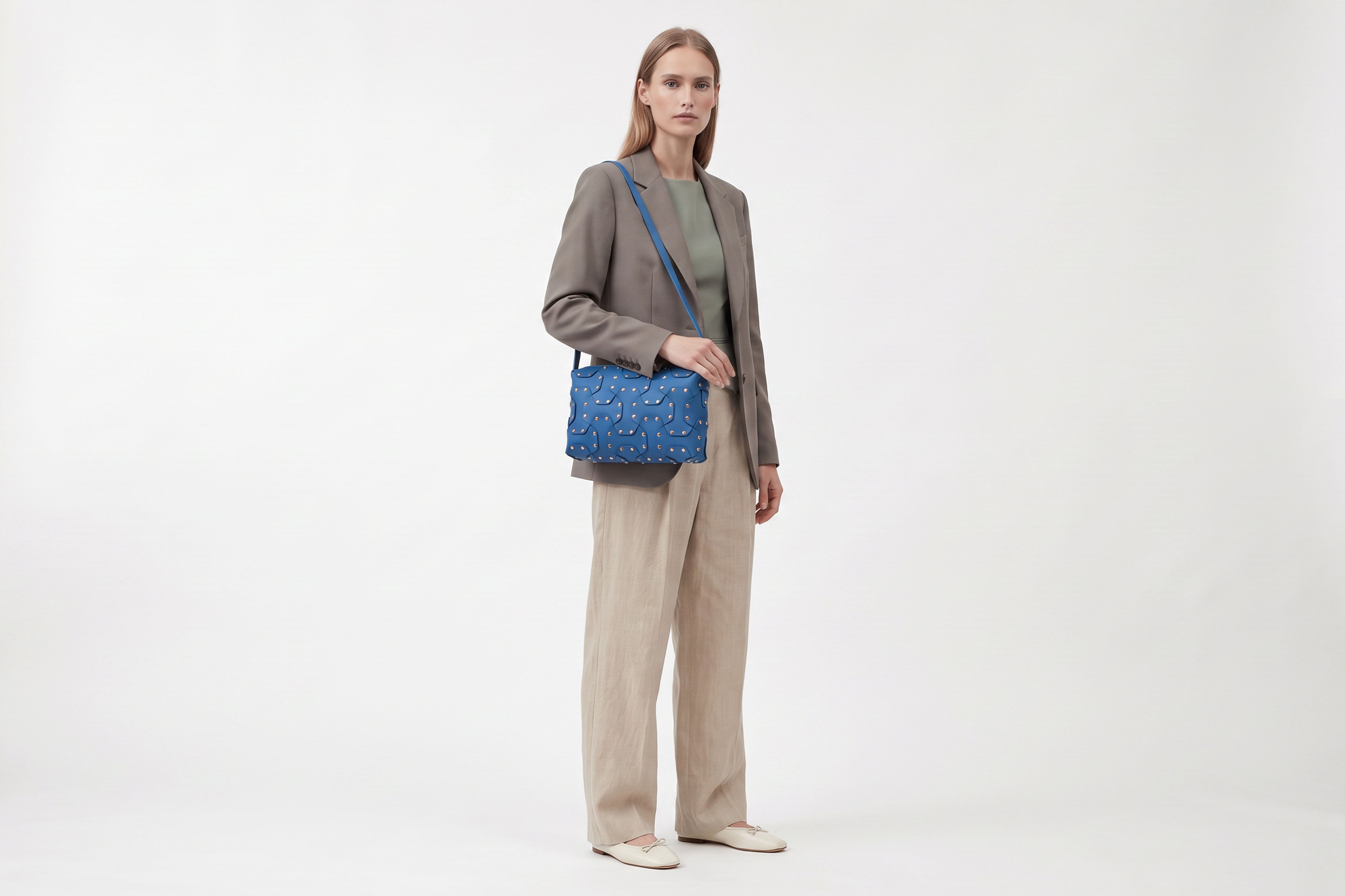 Double Rivet Bag Big on a model, Royal Blue Colour, Vegetable-Tanned Leather, Modern Minimal Design. Premium Quality, Atelier Madre, Manuel-Dreesmann, Barcelona