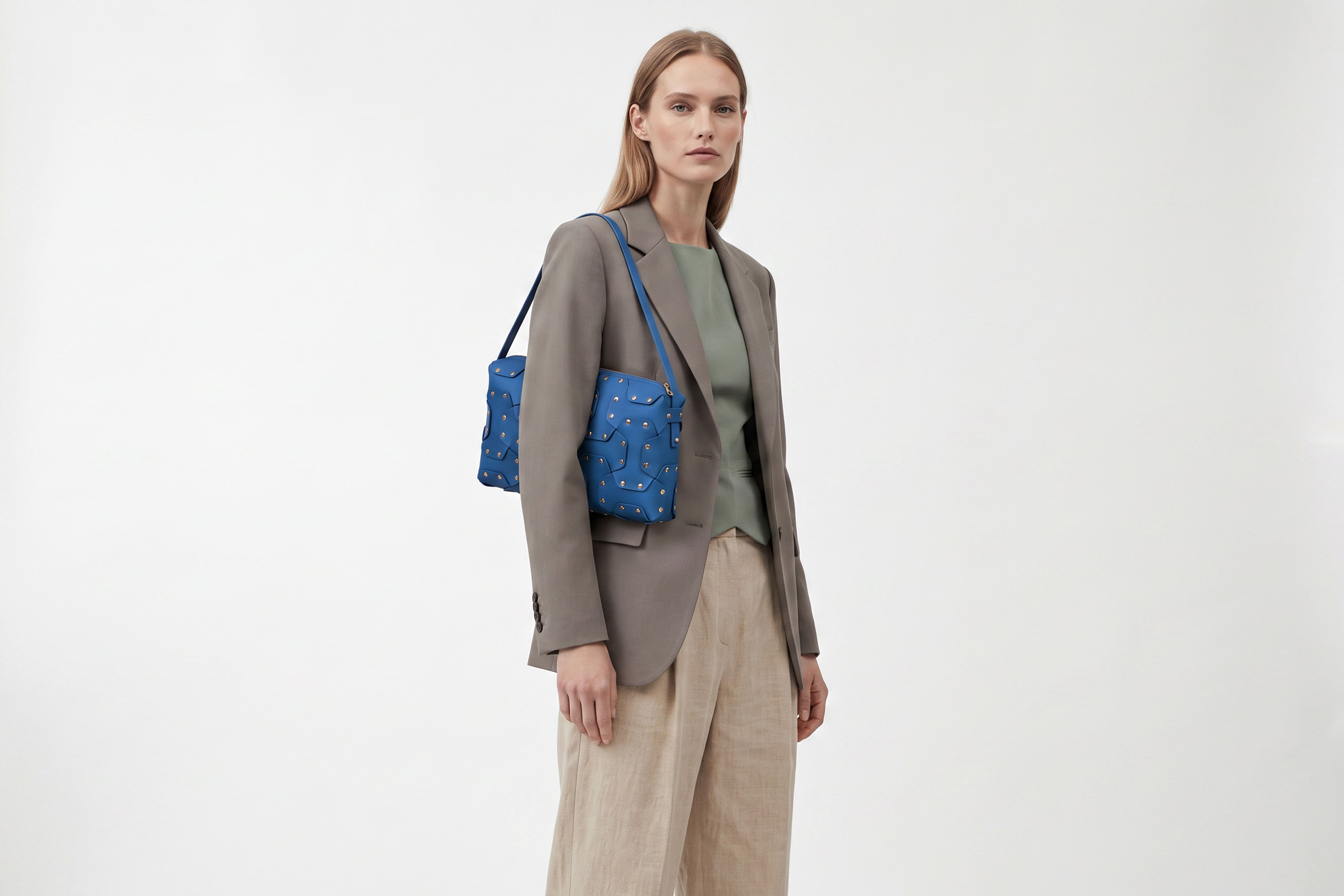 Double Rivet Bag Big on a model, Royal Blue Colour, Vegetable-Tanned Leather, Modern Minimal Design. Premium Quality, Atelier Madre, Manuel-Dreesmann, Barcelona