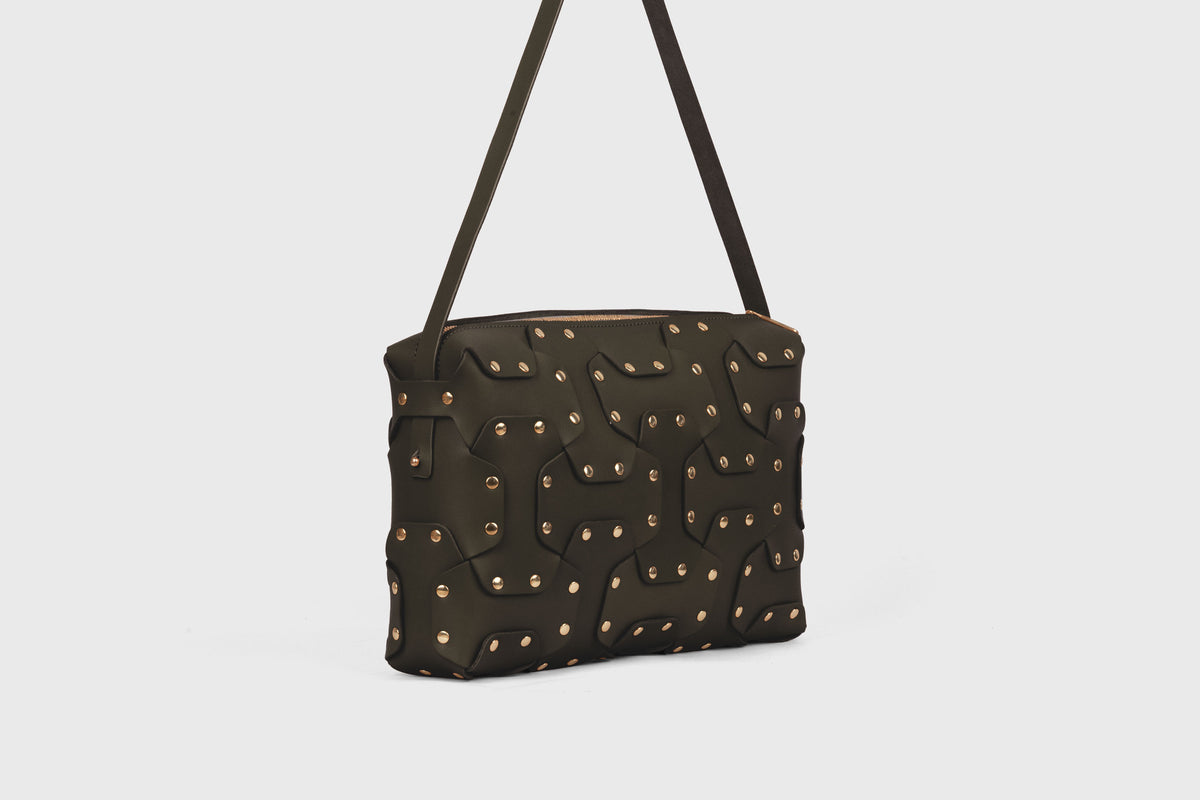 Double Rivet Bag Big Olive Green Colour Leather Vegetable Tanned Modern Minimal Design Premium Quality Atelier Madre Manuel Dreesmann Barcelona 3
