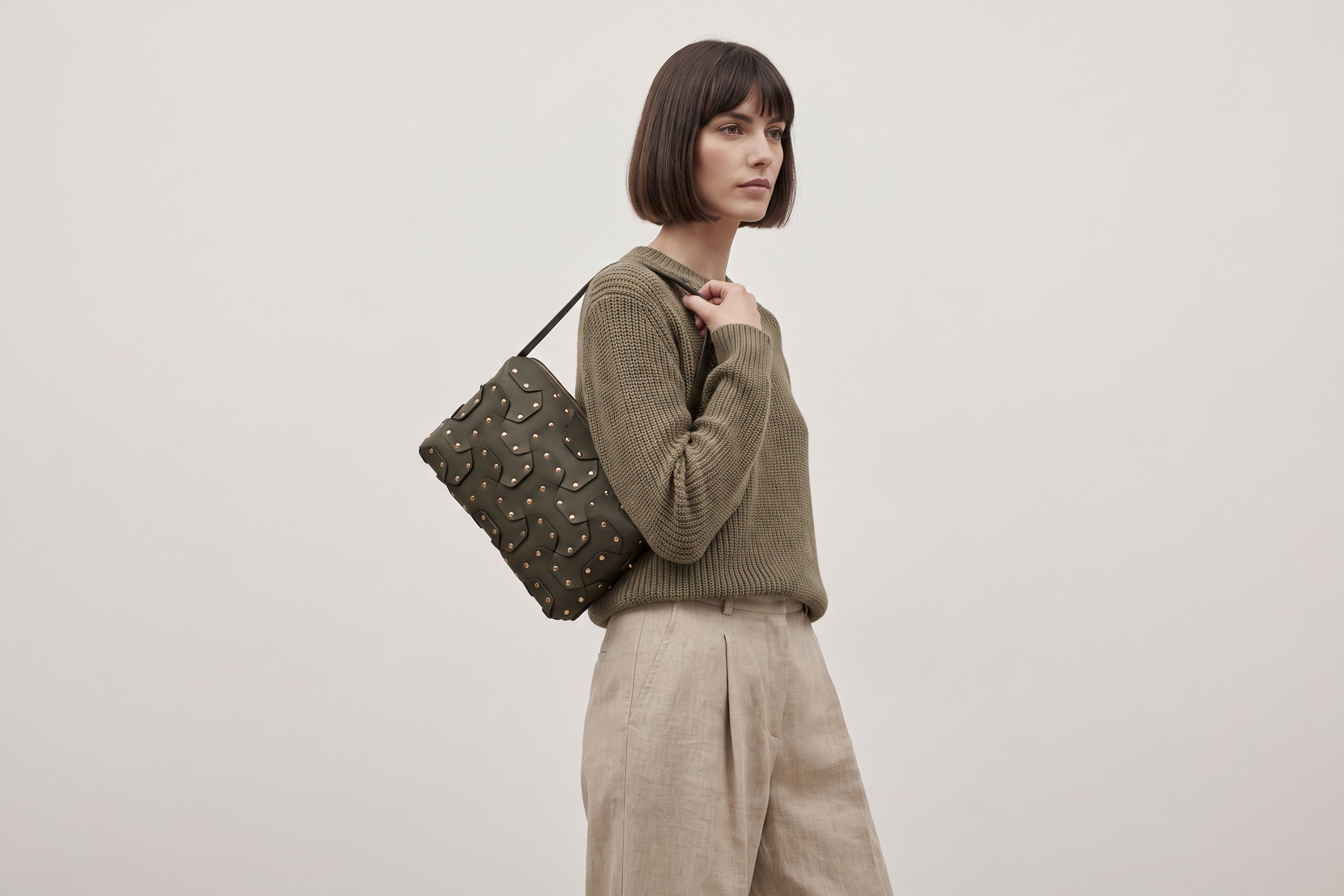 Double Rivet Bag Big on a model, Olive Green, Vegetable-Tanned Leather, Modern Minimal Design. Premium Quality, Atelier Madre, Manuel-Dreesmann, Barcelona