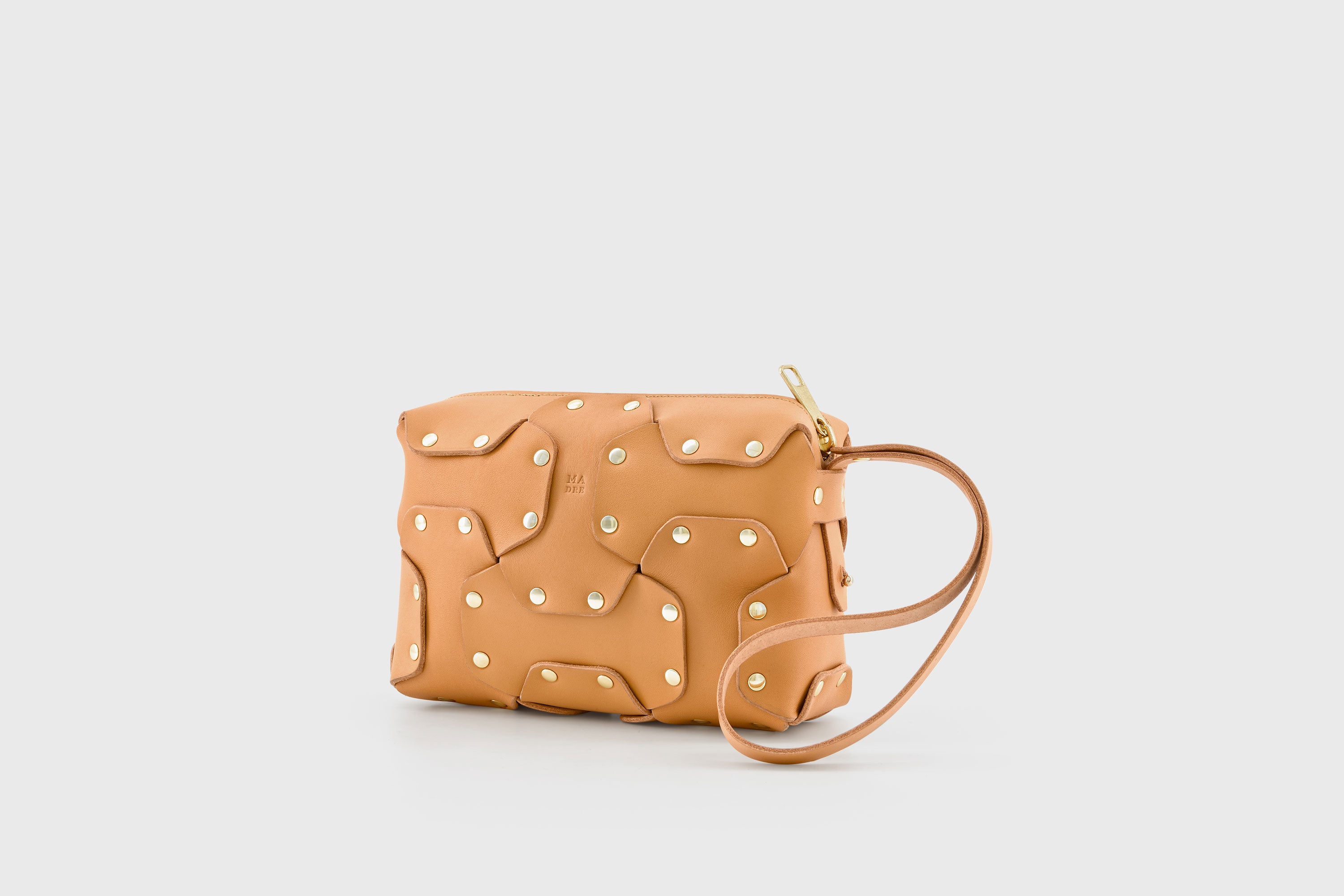 Double Rivet Bag Brown Color Leather Full Grain Vegetable Tanned Leather Modern Minimalist Design Premium Quality Full Brass Clutch Crossbody Shoulder Bag Atelier Madre Manuel Dreesmann Barcelona Spain
