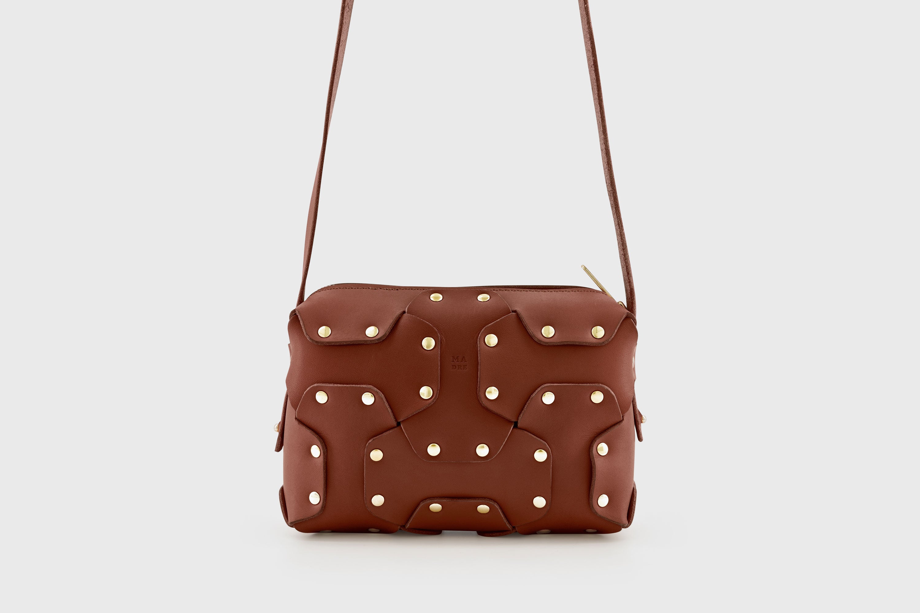 Double Rivet Bag Dark Brown Color Leather Full Grain Vegetable Tanned Leather Modern Minimalist Design Premium Quality Full Brass Clutch Crossbody Shoulder Bag Atelier Madre Manuel Dreesmann Barcelona Spain