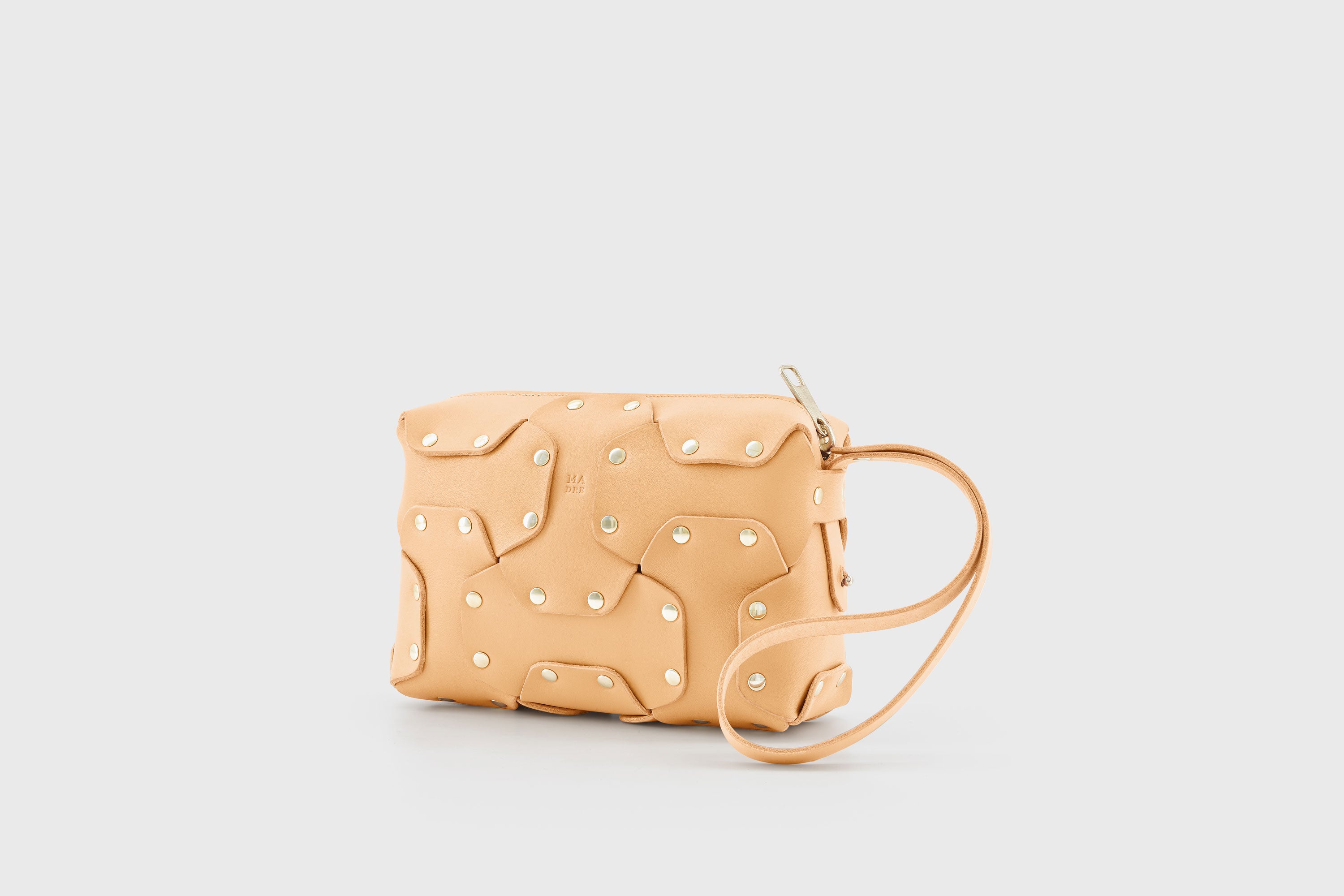 Double Rivet Bag Natural Color Leather Full Grain Vegetable Tanned Leather Modern Minimalist Design Premium Quality Full Brass Clutch Crossbody Shoulder Bag Atelier Madre Manuel Dreesmann Barcelona Spain