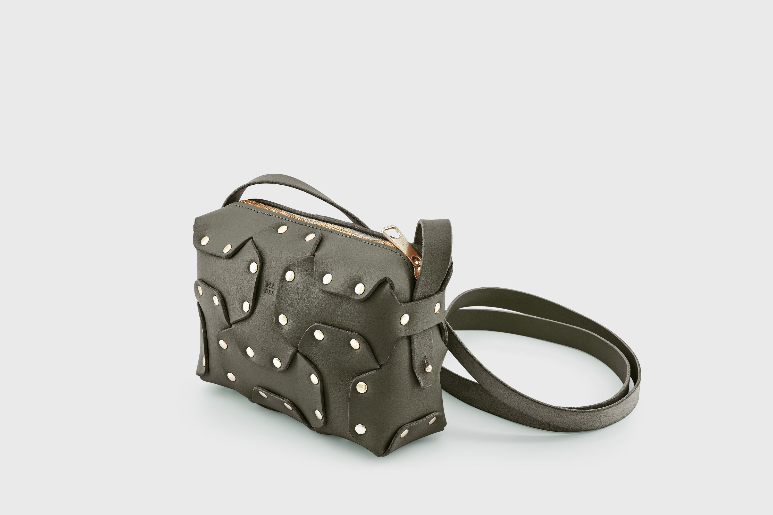 Double Rivet Bag Olive Green Color Leather Full Grain Vegetable Tanned Leather Modern Minimalist Design Premium Quality Full Brass Clutch Crossbody Shoulder Bag Atelier Madre Manuel Dreesmann Barcelona Spain