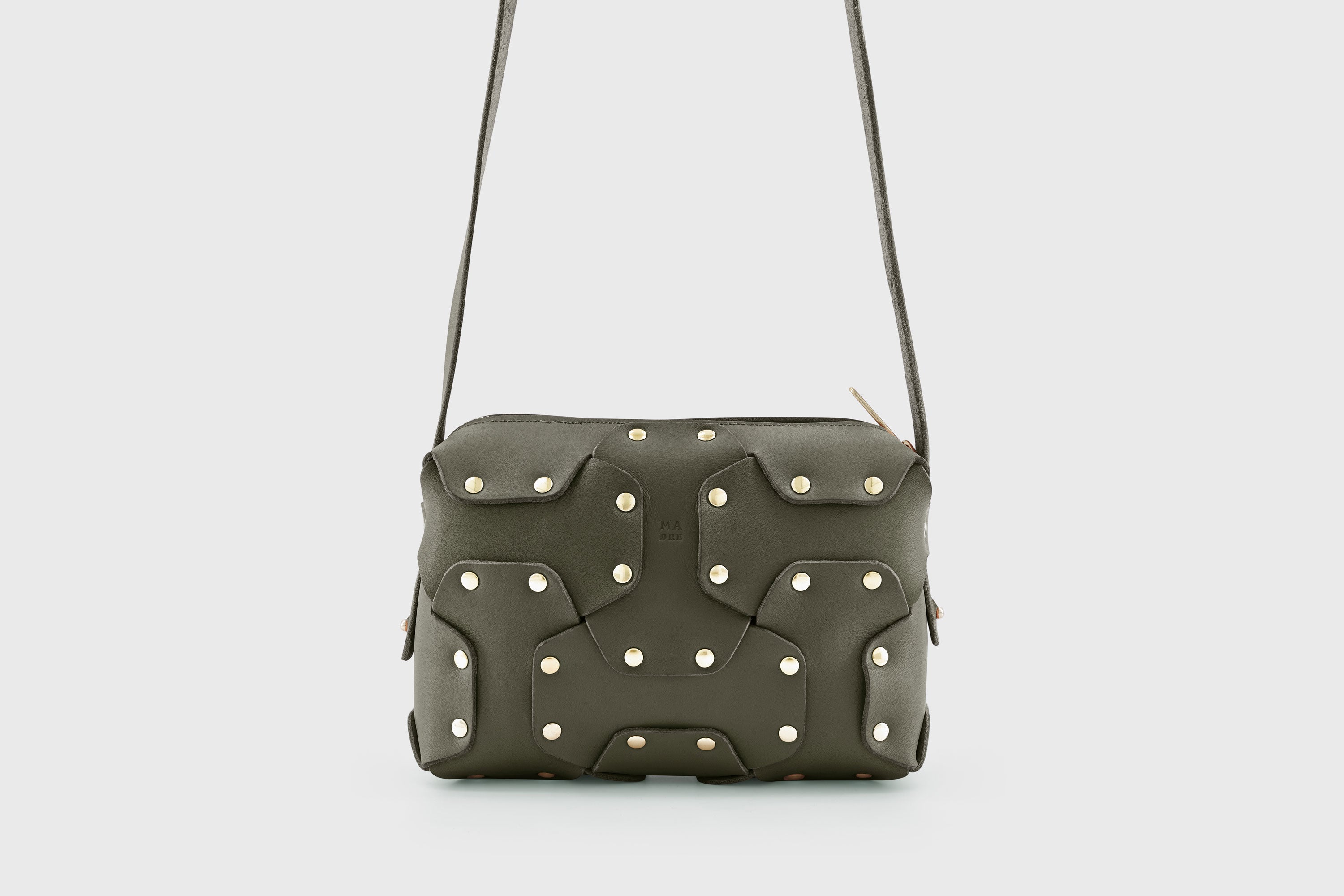 Double Rivet Bag Olive Green Color Leather Full Grain Vegetable Tanned Leather Modern Minimalist Design Premium Quality Full Brass Clutch Crossbody Shoulder Bag Atelier Madre Manuel Dreesmann Barcelona Spain