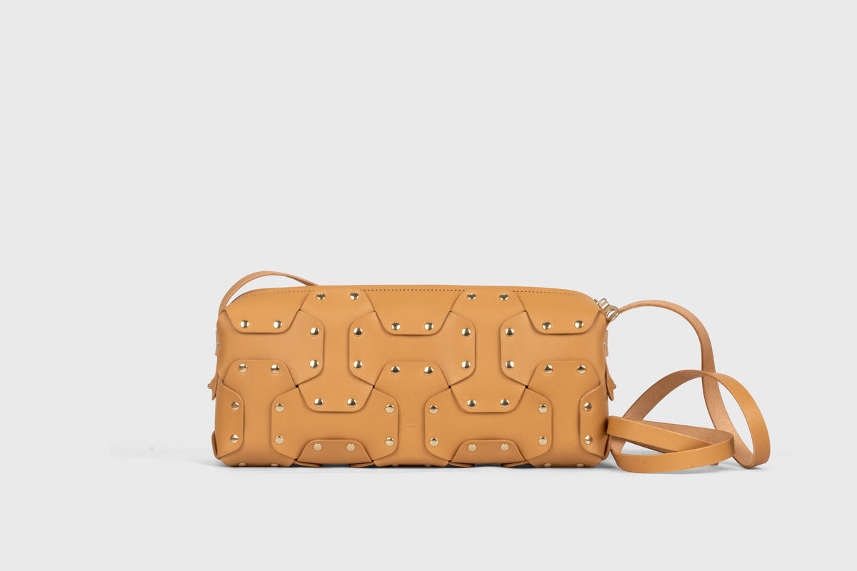 Double Rivet Bag Long Brown Colour Leather Vegetable Tanned Modern Minimal Design Premium Quality Atelier Madre Manuel Dreesmann Barcelona 4