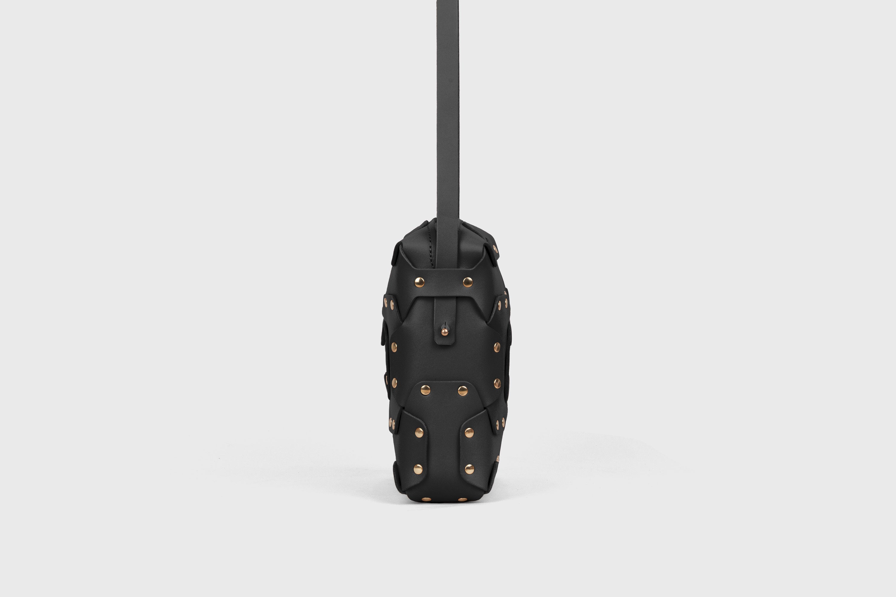 Double Rivet Bag Squared, Black Colour, Vegetable-Tanned Leather, Modern Minimal Design. Premium Quality, Atelier Madre, Manuel-Dreesmann, Barcelona