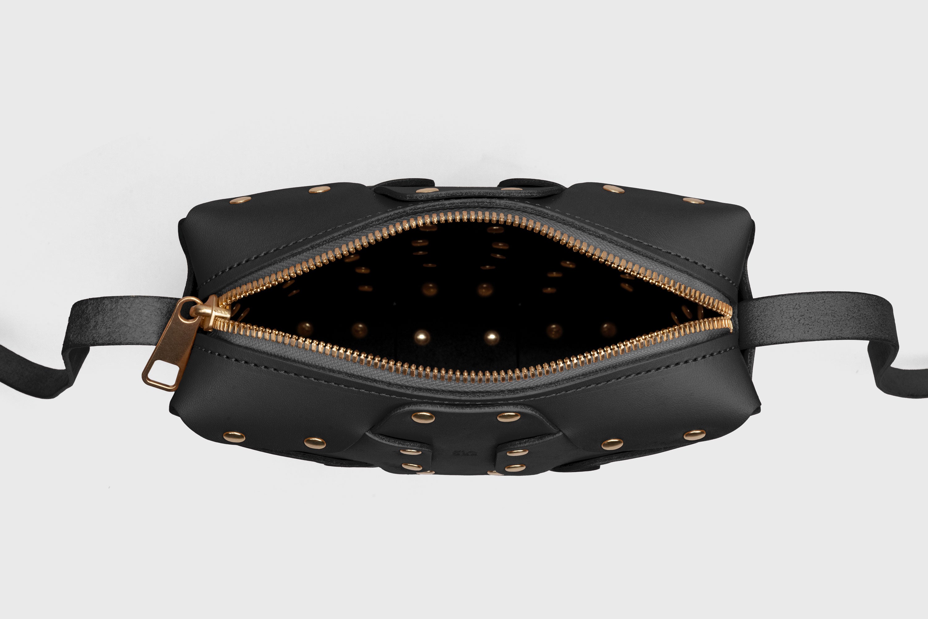 Double Rivet Bag Squared, Black Colour, Vegetable-Tanned Leather, Modern Minimal Design. Premium Quality, Atelier Madre, Manuel-Dreesmann, Barcelona
