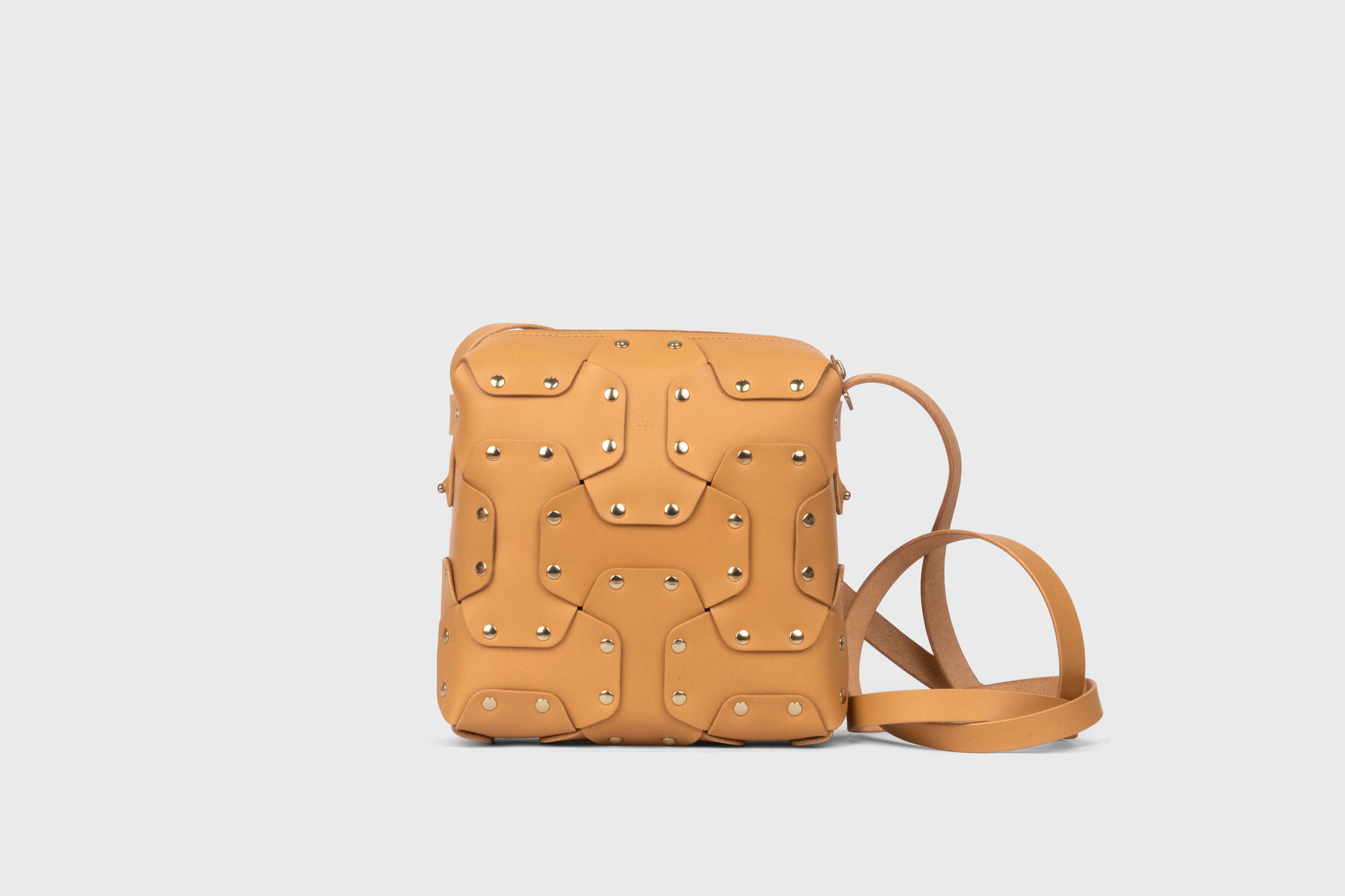 Double Rivet Bag Squared, Brown-Colour, Vegetable-Tanned Leather, Modern Minimal Design. Premium Quality, Atelier Madre, Manuel-Dreesmann, Barcelona