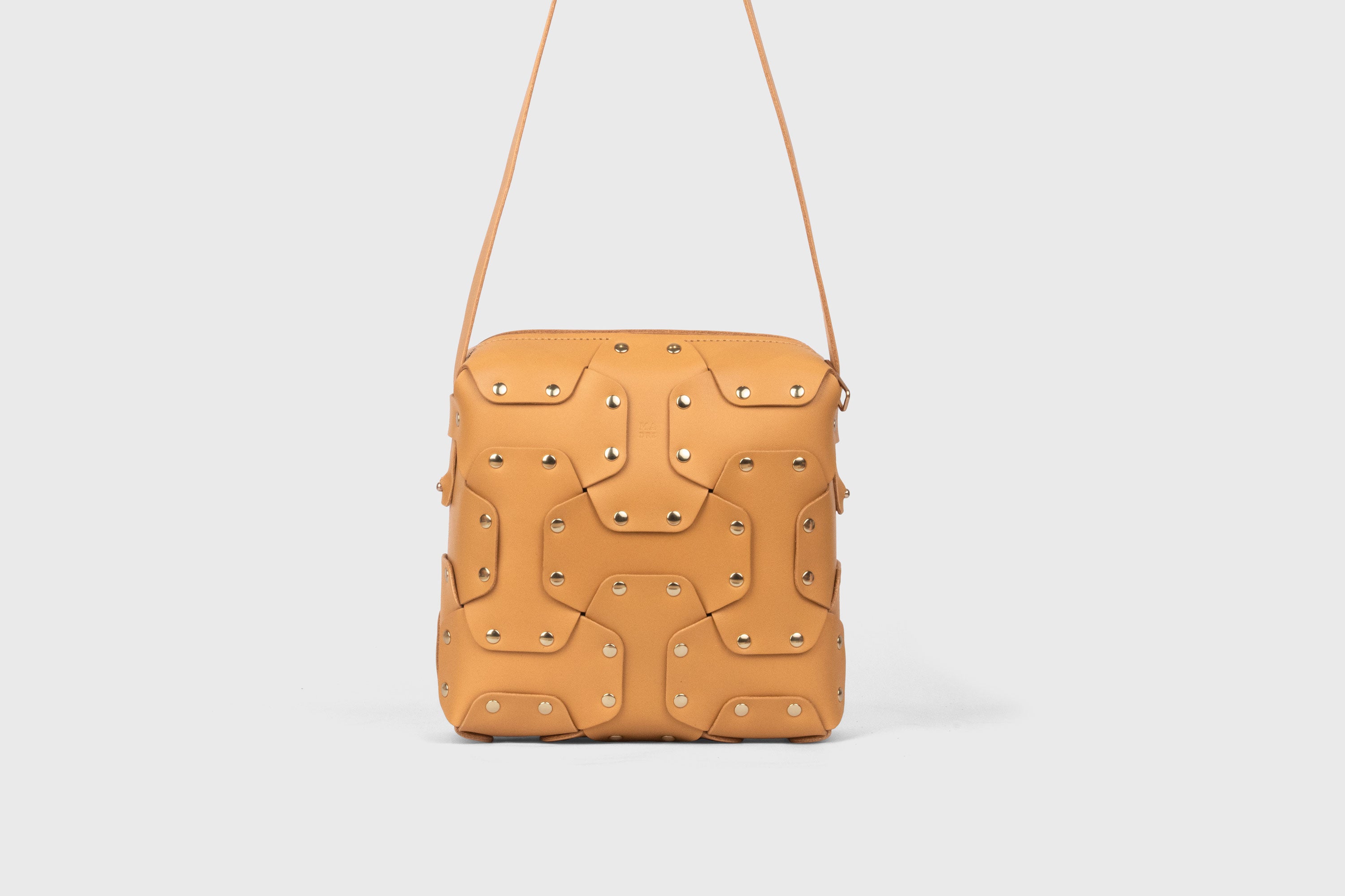 Double Rivet Bag Squared, Brown-Colour, Vegetable-Tanned Leather, Modern Minimal Design. Premium Quality, Atelier Madre, Manuel-Dreesmann, Barcelona