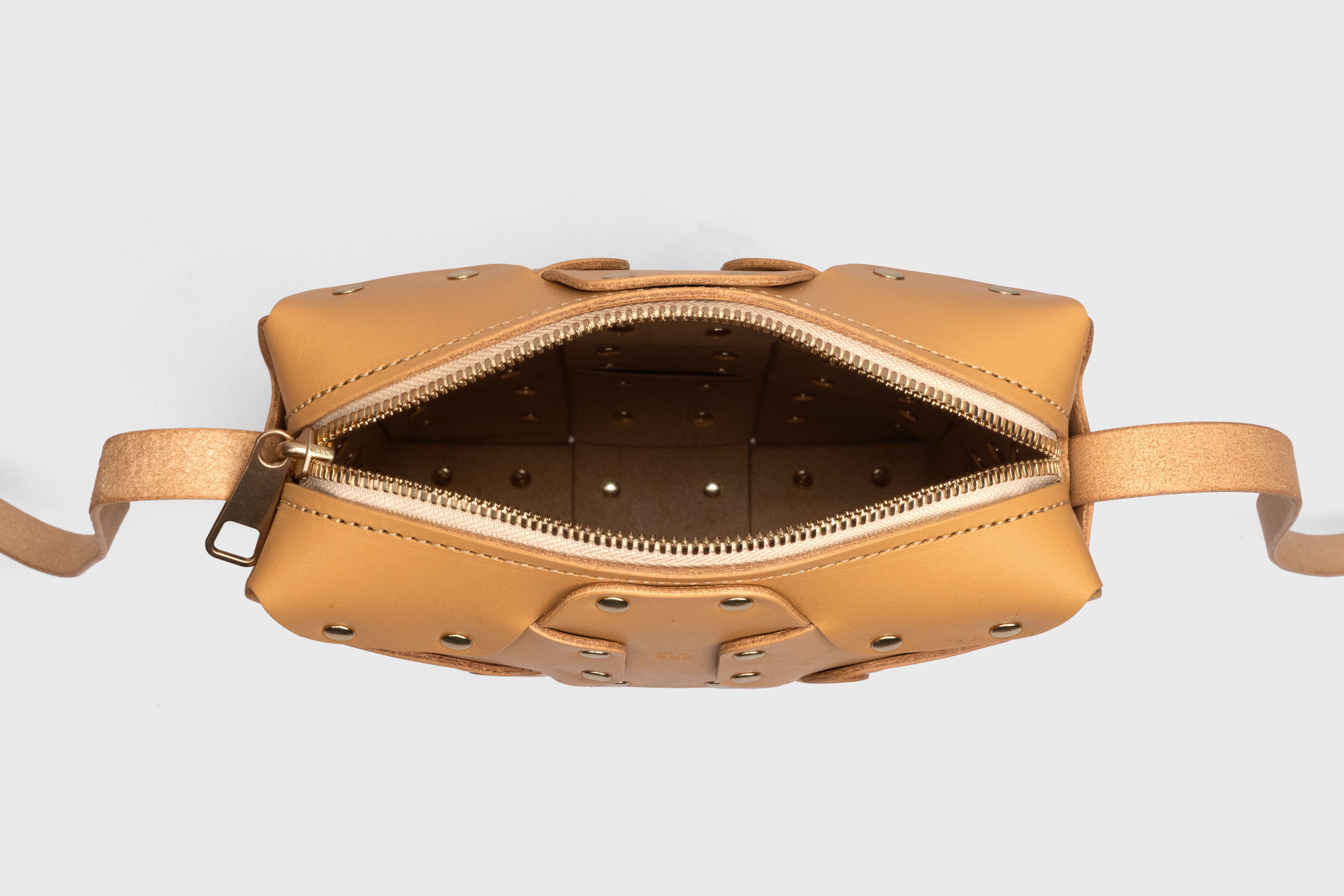 Double Rivet Bag Squared, Brown-Colour, Vegetable-Tanned Leather, Modern Minimal Design. Premium Quality, Atelier Madre, Manuel-Dreesmann, Barcelona
