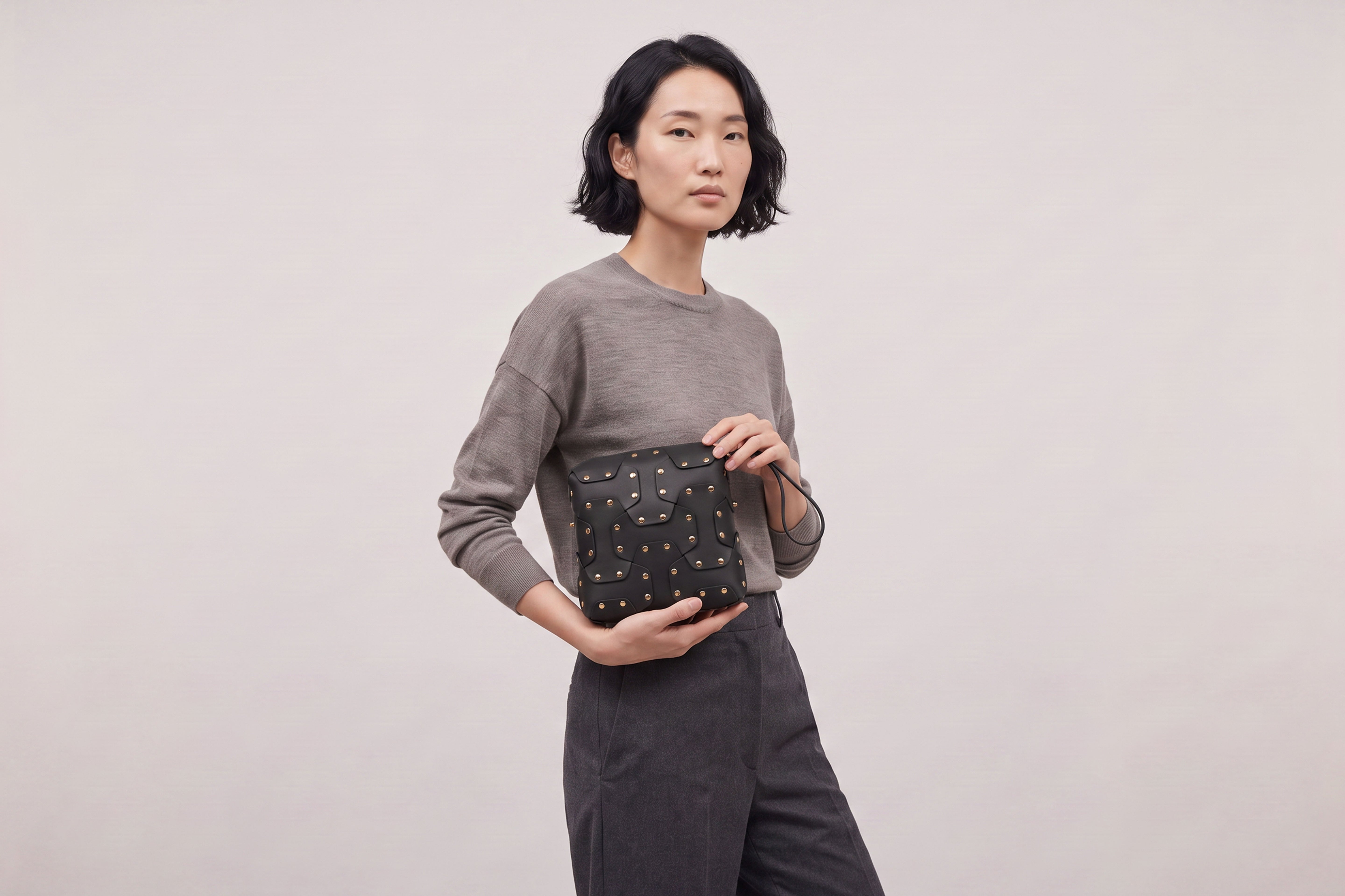 Double Rivet Bag Squared on a model, Black Colour, Vegetable-Tanned Leather, Modern Minimal Design. Premium Quality, Atelier Madre, Manuel-Dreesmann, Barcelona