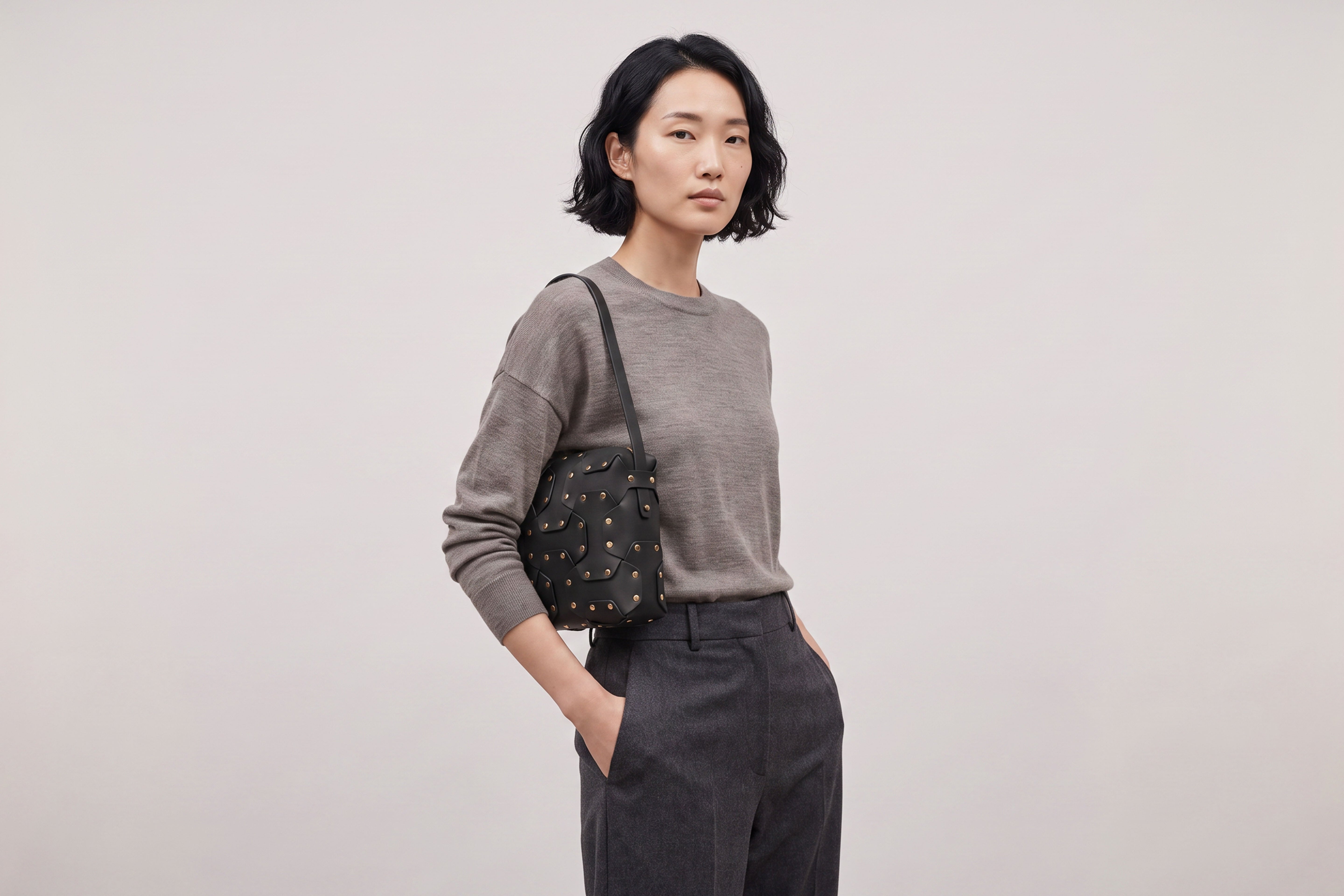 Double Rivet Bag Squared on a model, Black Colour, Vegetable-Tanned Leather, Modern Minimal Design. Premium Quality, Atelier Madre, Manuel-Dreesmann, Barcelona
