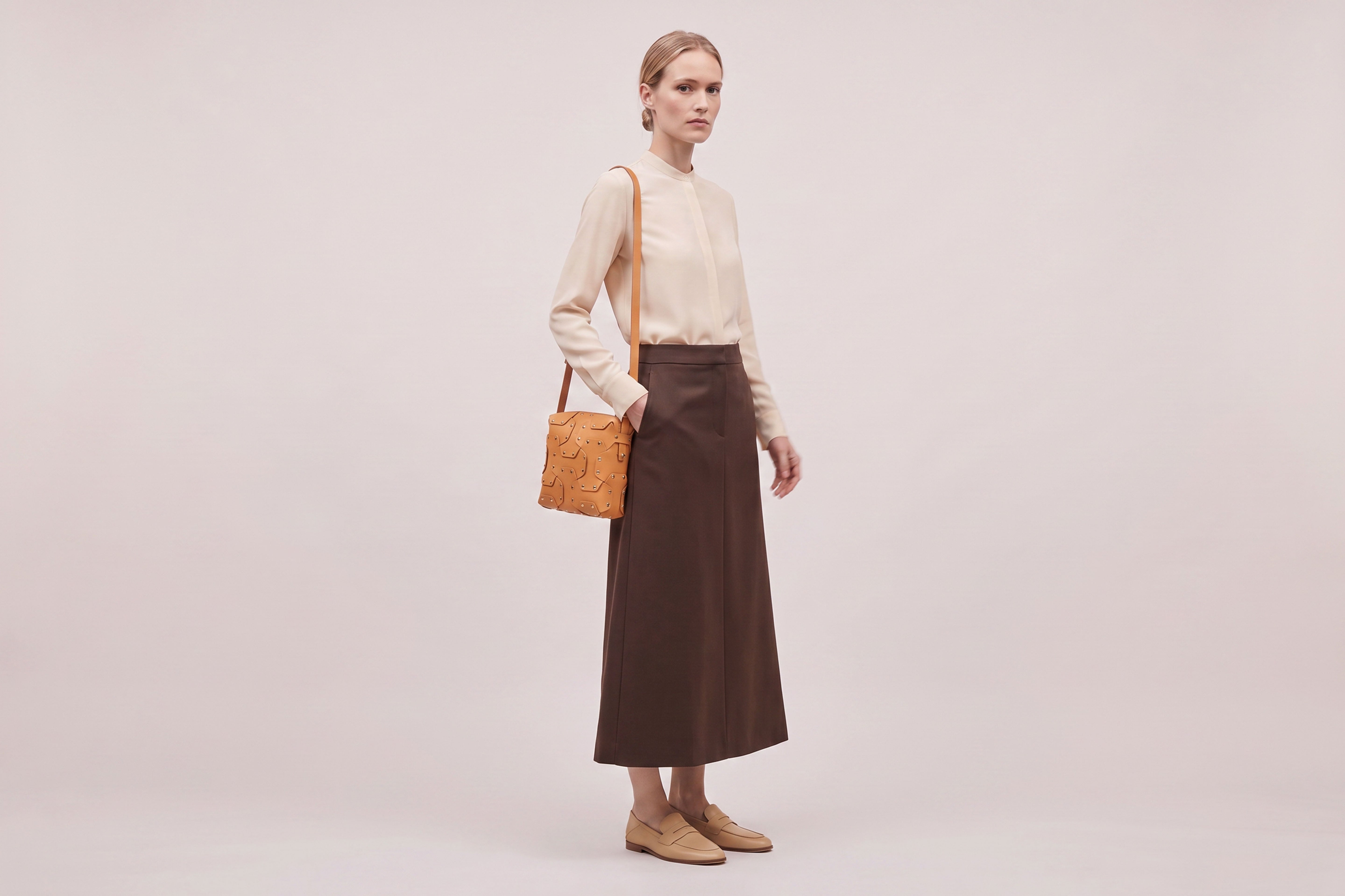 Double Rivet Bag Squared on a model, Black Colour, Vegetable-Tanned Leather, Modern Minimal Design. Premium Quality, Atelier Madre, Manuel-Dreesmann, Barcelona
