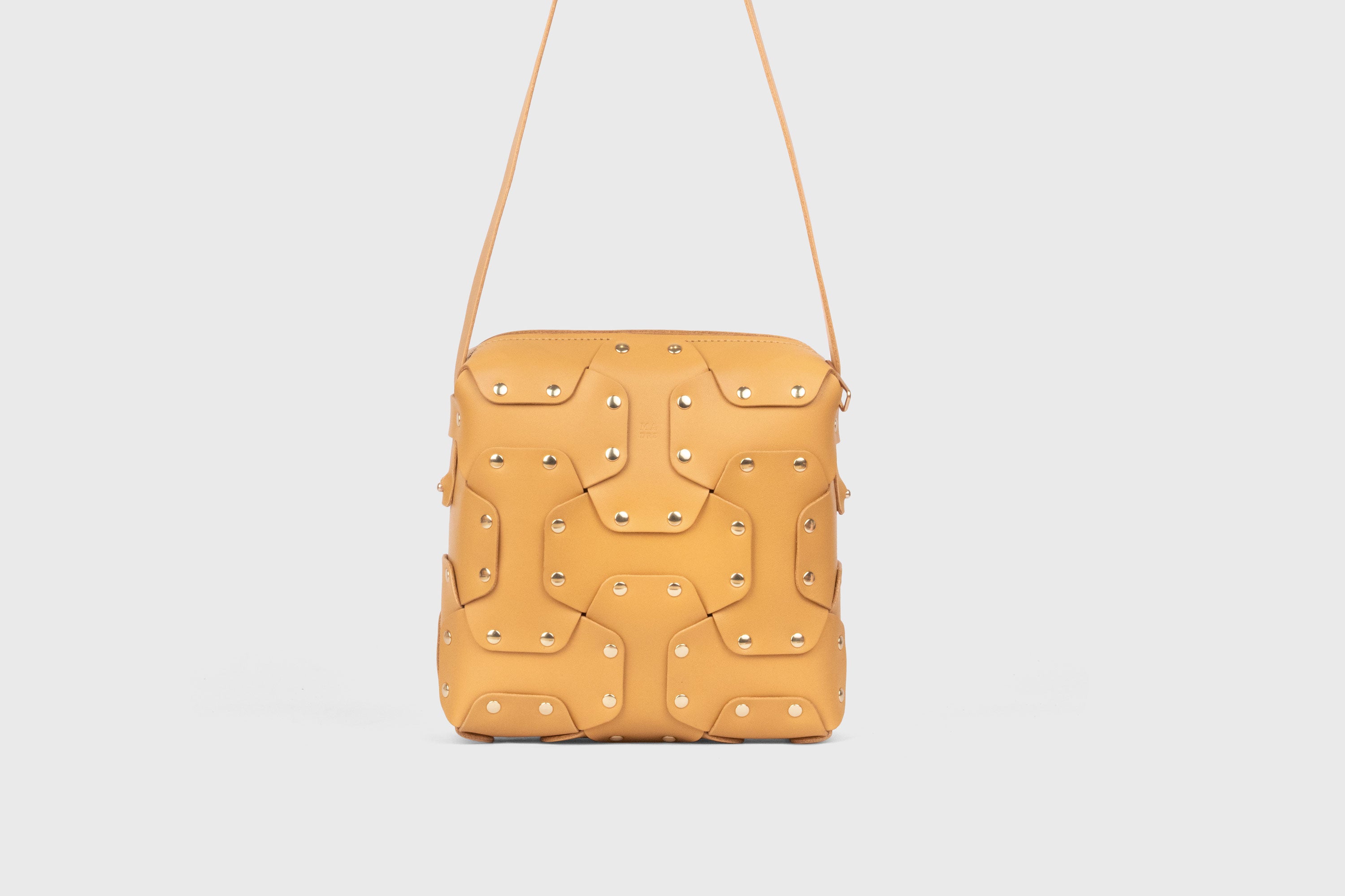 Double Rivet Bag Squared, couleur Marron, cuir tanné végétal, design minimal moderne. Belle qualité, atelier Madre, Manuel-Dreesmann, Barcelone