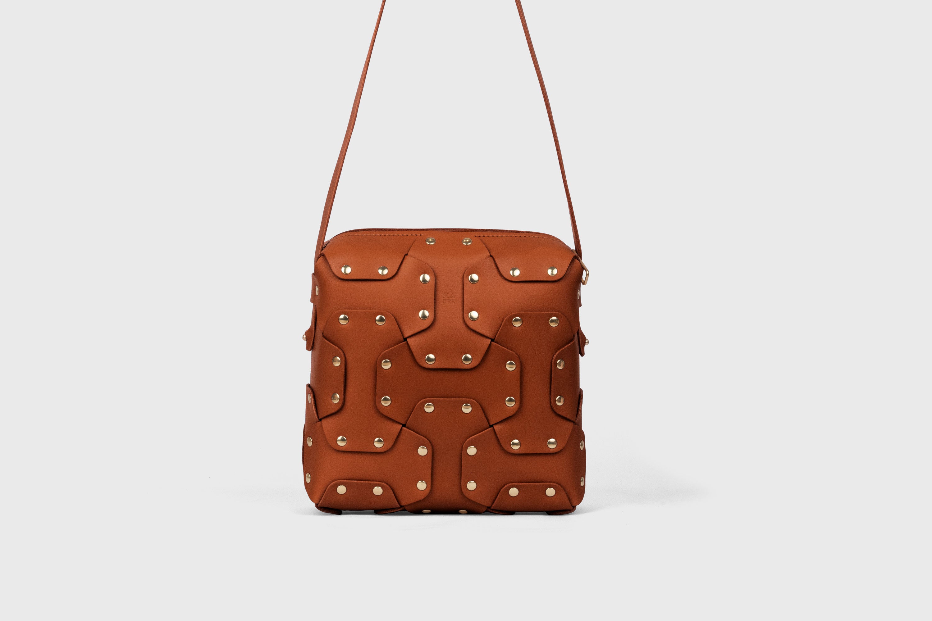 Double Rivet Bag Squared, Dark-Brown Colour, Vegetable-Tanned Leather, Modern Minimal Design. Premium Quality, Atelier Madre, Manuel-Dreesmann, Barcelona