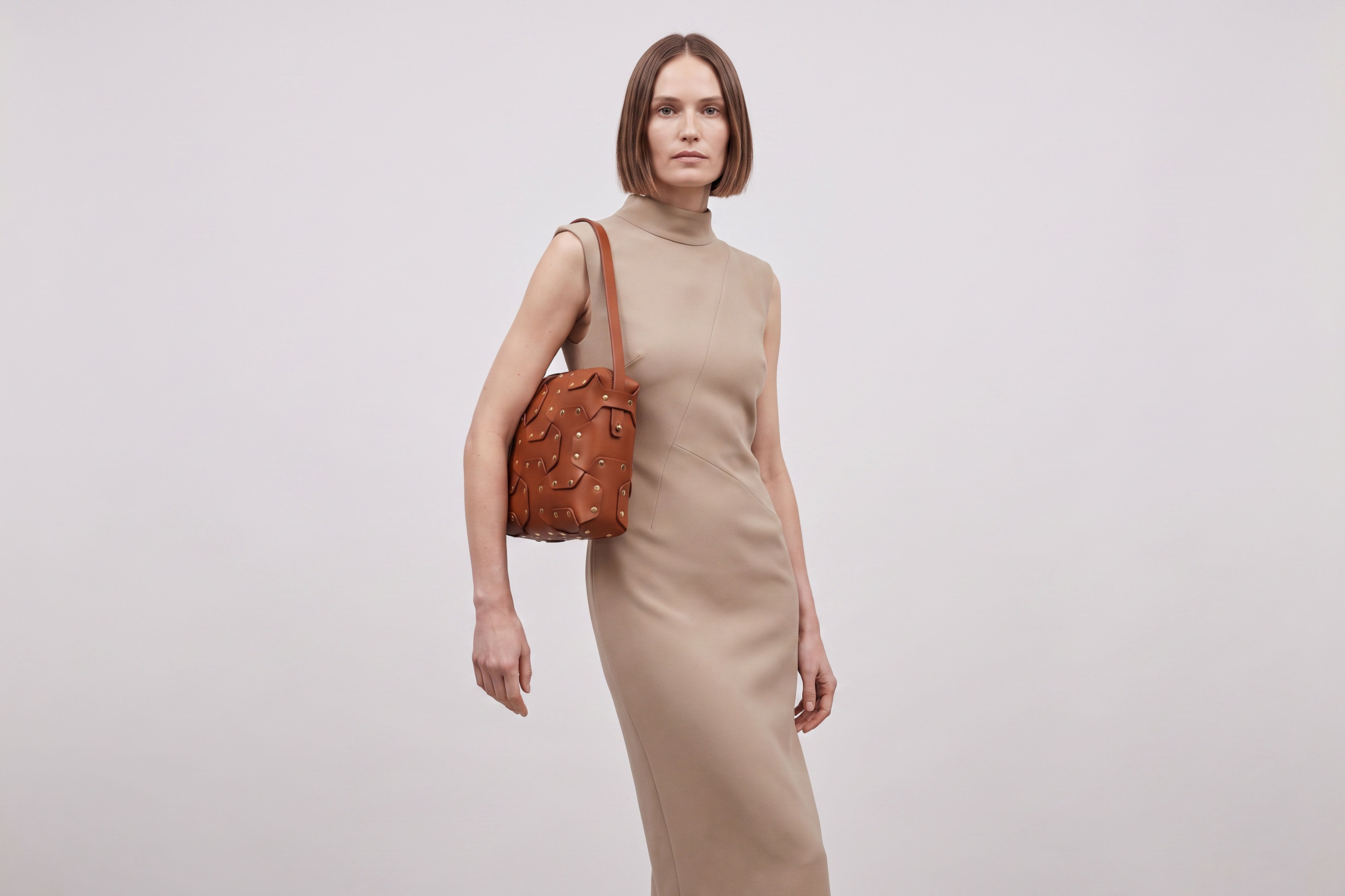 Double Rivet Bag Squared on a model, Dark Brown Colour, Vegetable-Tanned Leather, Modern Minimal Design. Premium Quality, Atelier Madre, Manuel-Dreesmann, Barcelona