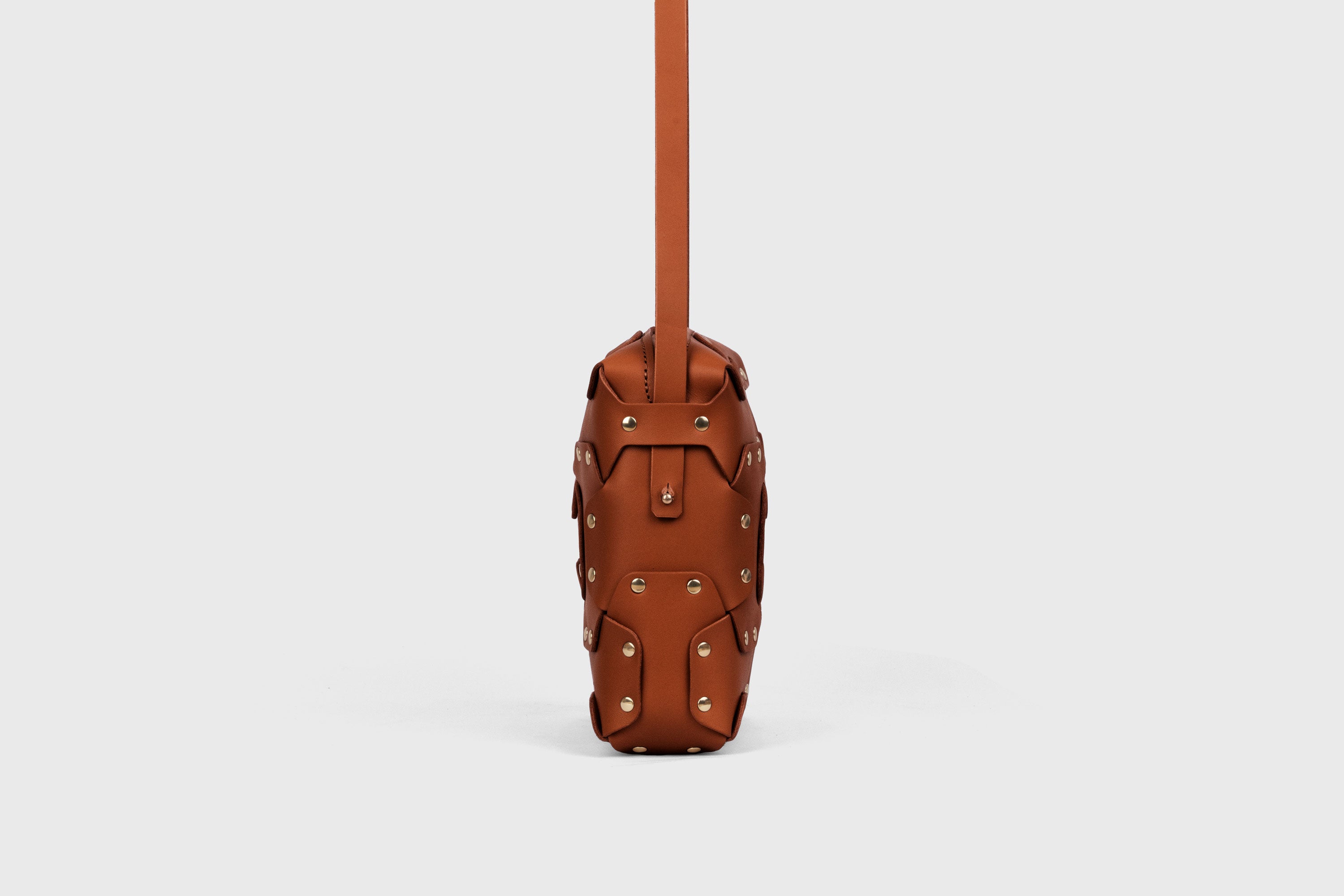 Double Rivet Bag Squared, Dark-Brown Colour, Vegetable-Tanned Leather, Modern Minimal Design. Premium Quality, Atelier Madre, Manuel-Dreesmann, Barcelona
