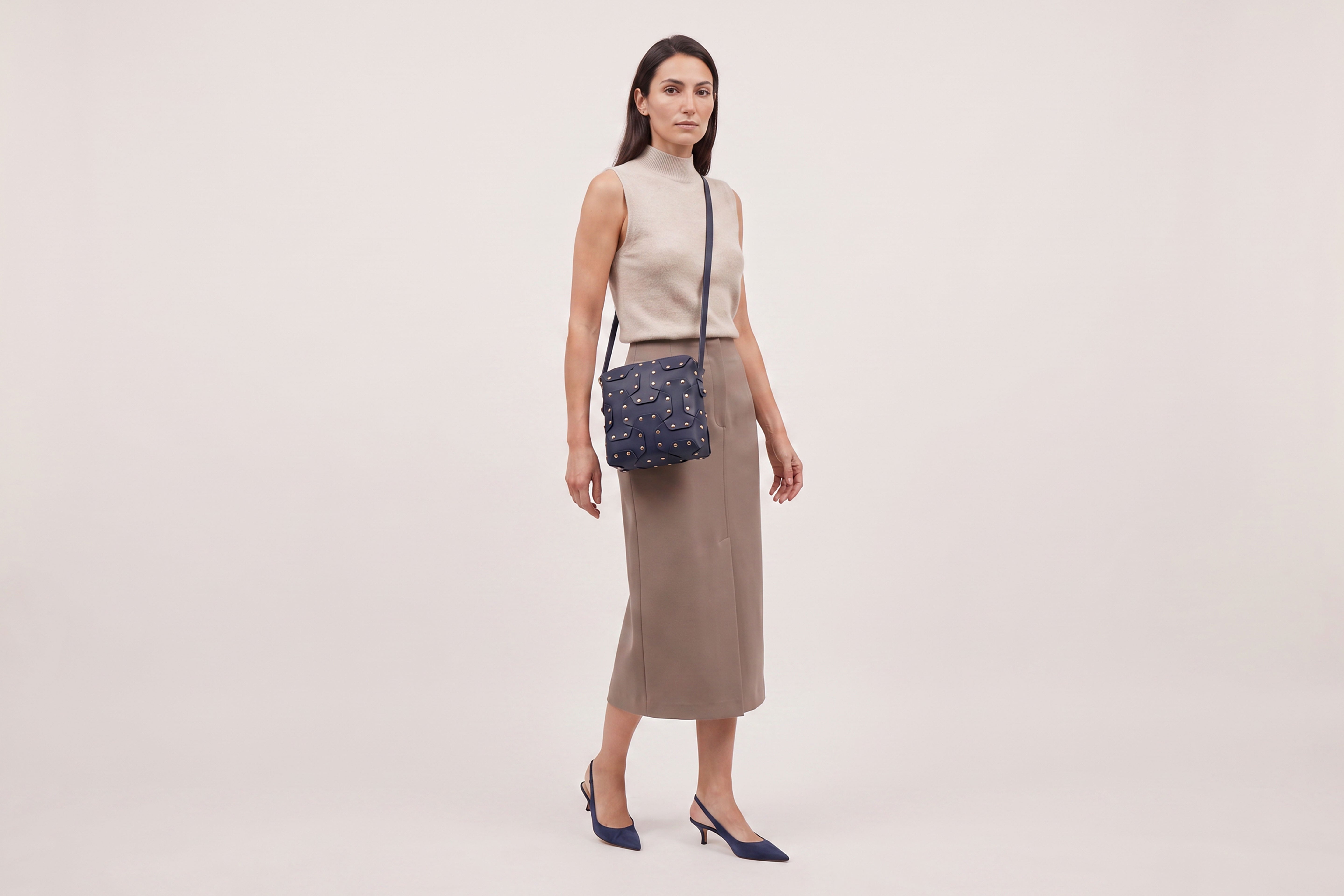 Double Rivet Bag Squared on a model, Marine-Blue Colour, Vegetable-Tanned Leather, Modern Minimal Design. Premium Quality, Atelier Madre, Manuel-Dreesmann, Barcelona
