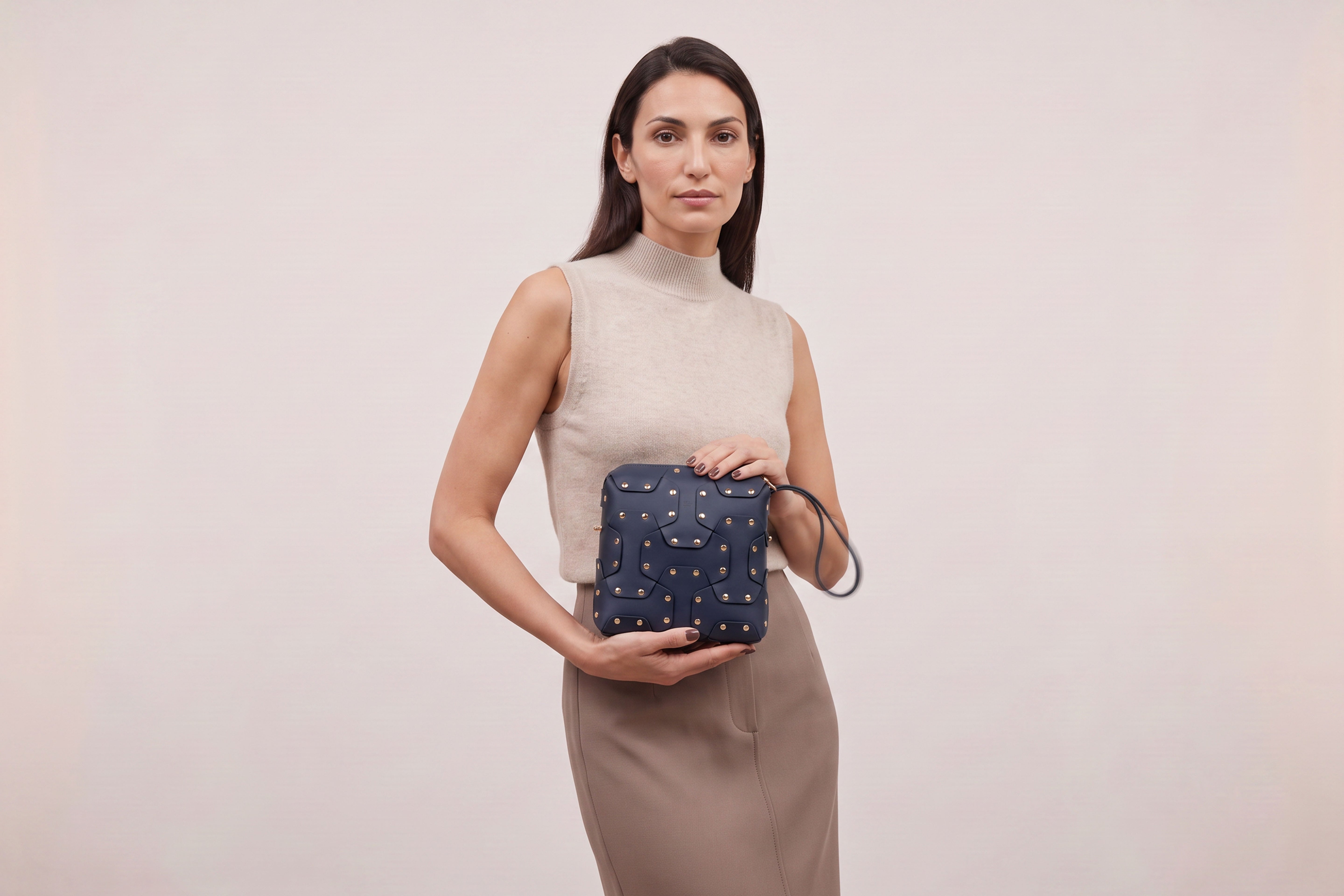 Double Rivet Bag Squared on a model, Marine-Blue Colour, Vegetable-Tanned Leather, Modern Minimal Design. Premium Quality, Atelier Madre, Manuel-Dreesmann, Barcelona