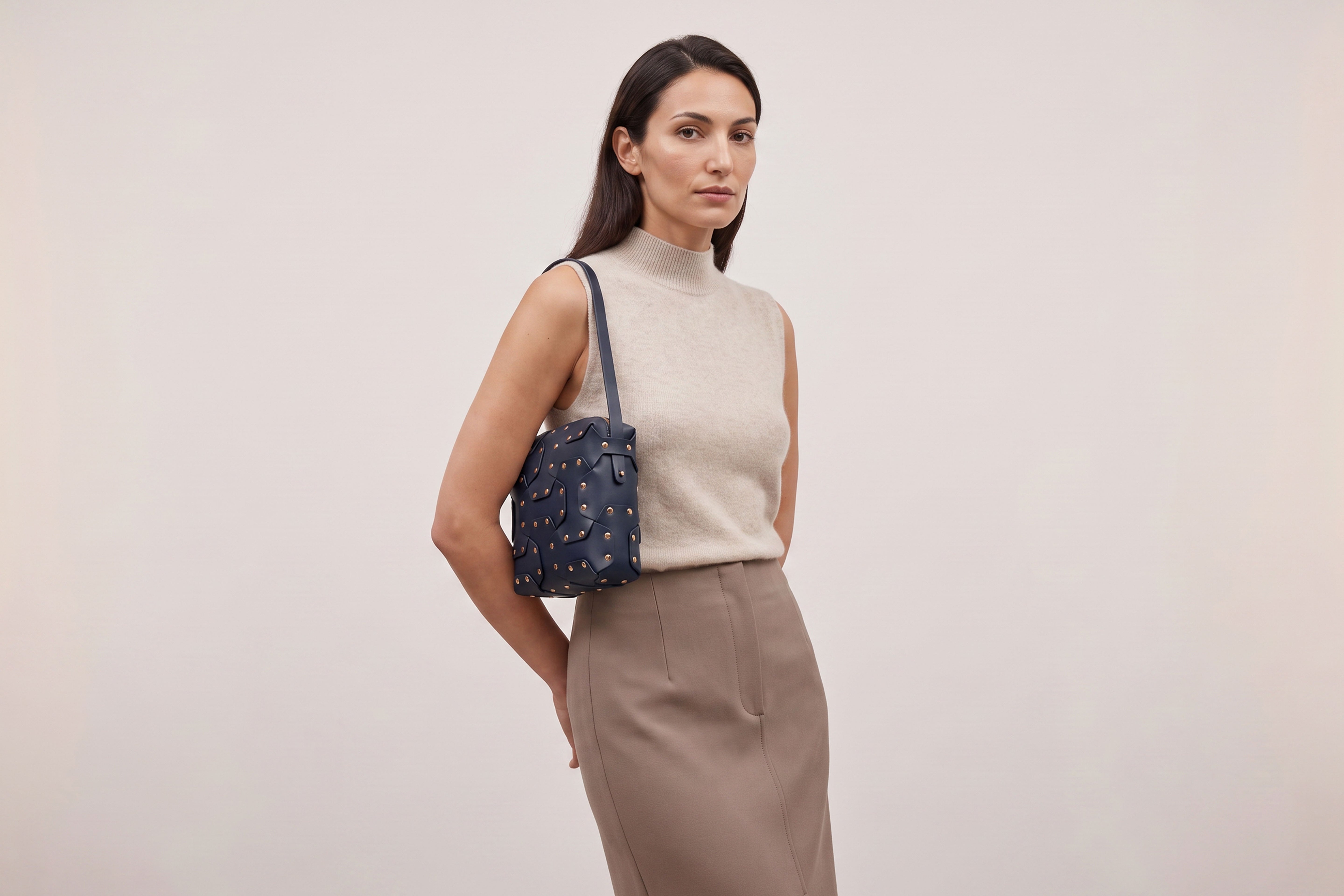 Double Rivet Bag Squared on a model, Marine-Blue Colour, Vegetable-Tanned Leather, Modern Minimal Design. Premium Quality, Atelier Madre, Manuel-Dreesmann, Barcelona